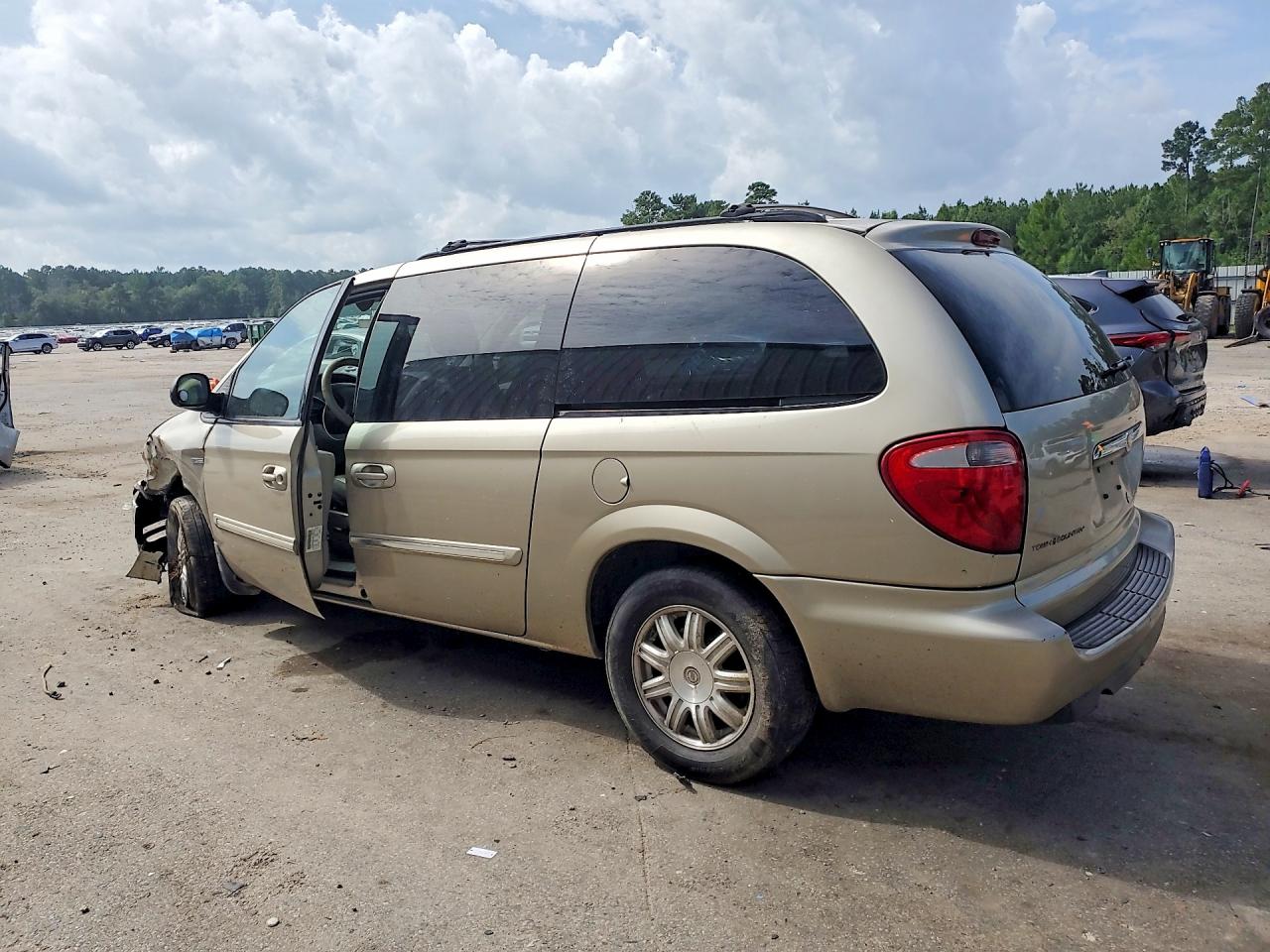 2006 Chrysler Town & Country Touring Beige vin: 2A4GP54L26R698325