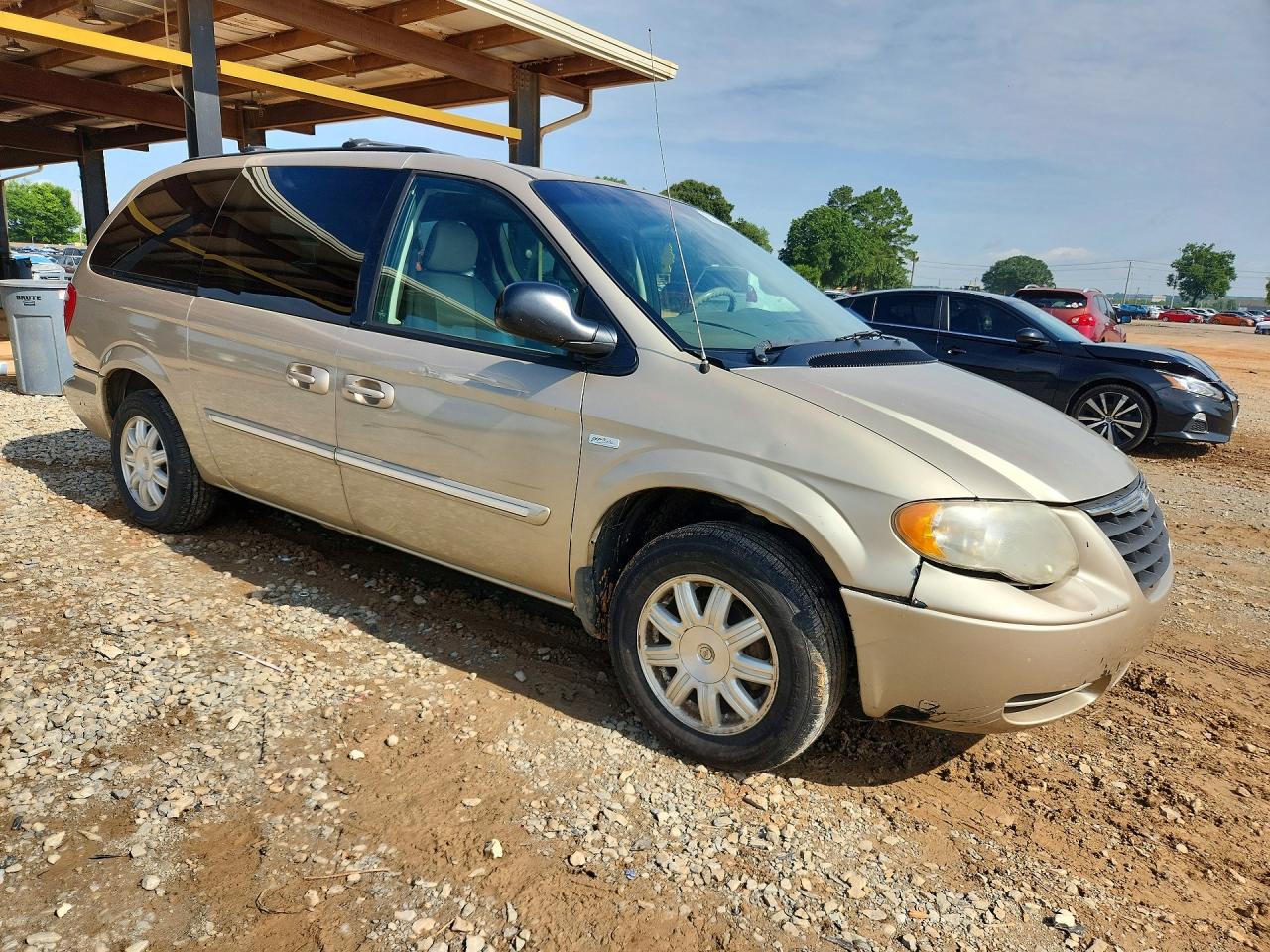 2006 Chrysler Town & Country Touring Gold vin: 2A4GP54L26R702342