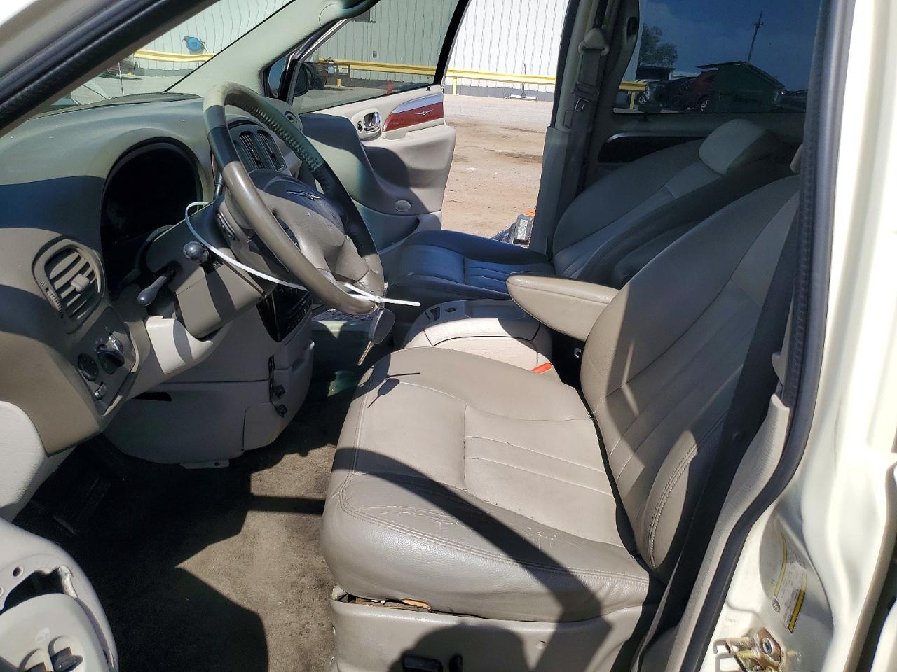 2007 Chrysler Town & Country Touring White vin: 2A4GP54L37R152988