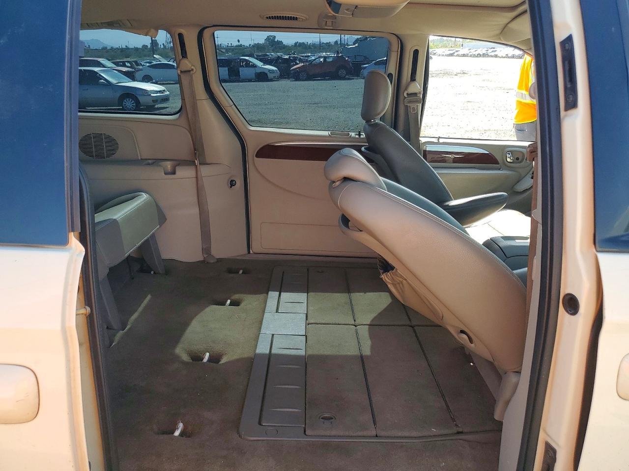 2007 Chrysler Town & Country Touring White vin: 2A4GP54L37R152988