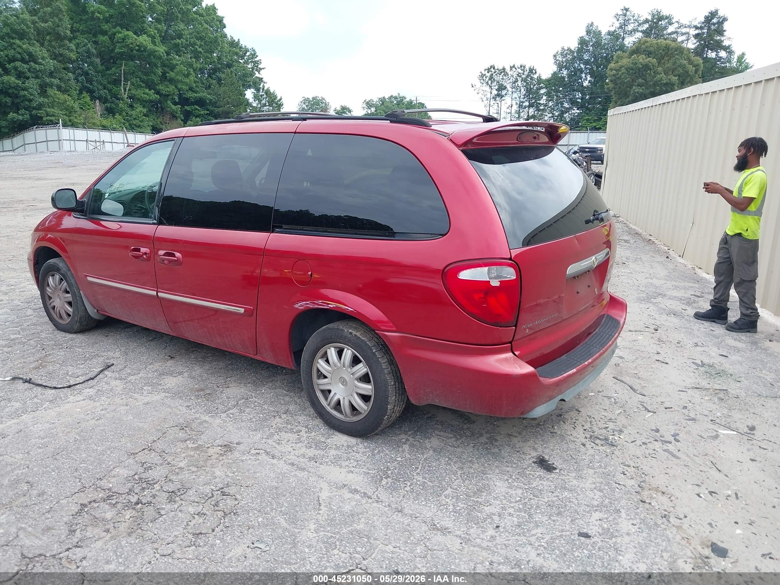 2006 Chrysler Town & Country Touring Red vin: 2A4GP54L56R782882