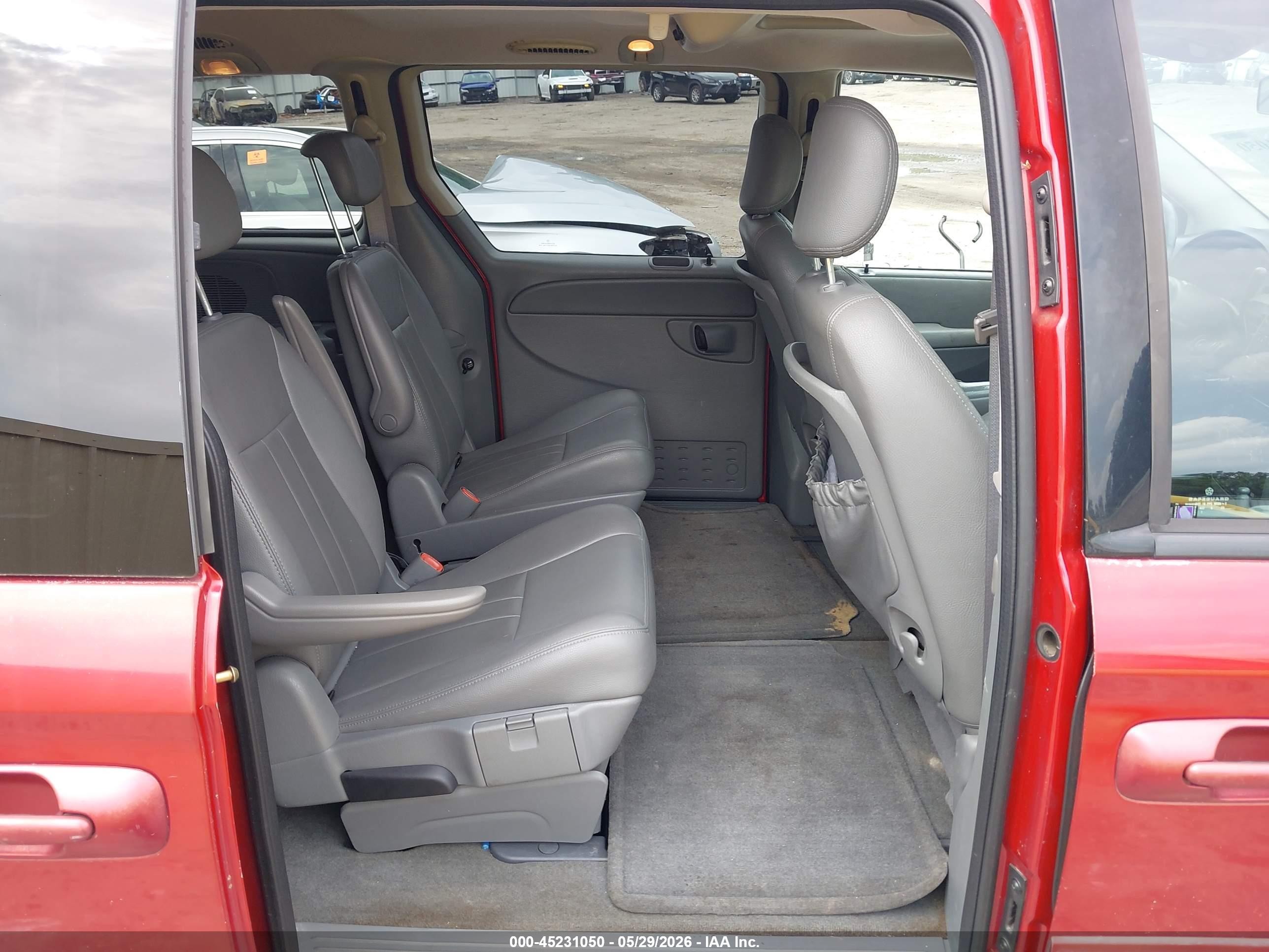 2006 Chrysler Town & Country Touring Red vin: 2A4GP54L56R782882