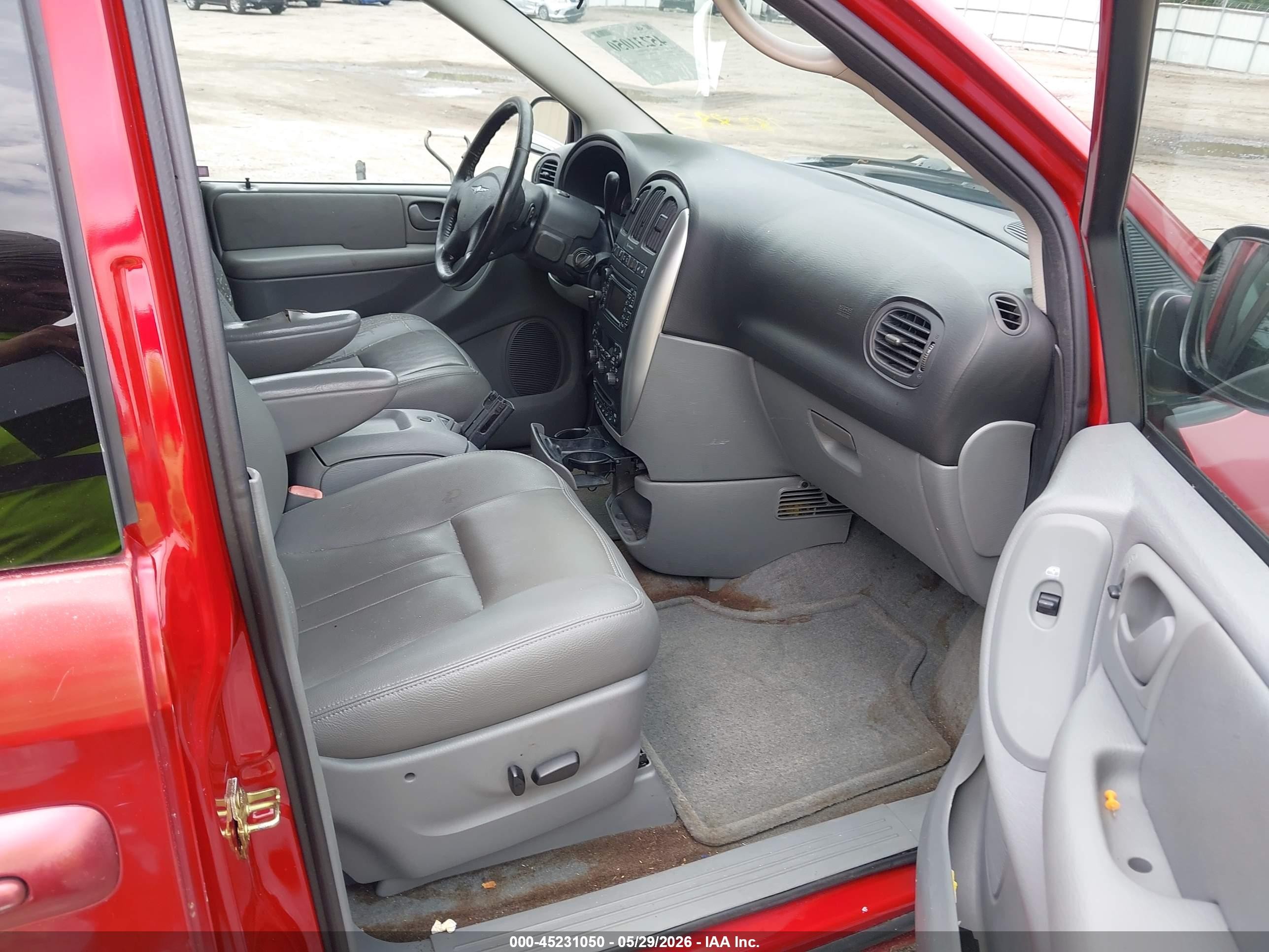 2006 Chrysler Town & Country Touring Red vin: 2A4GP54L56R782882