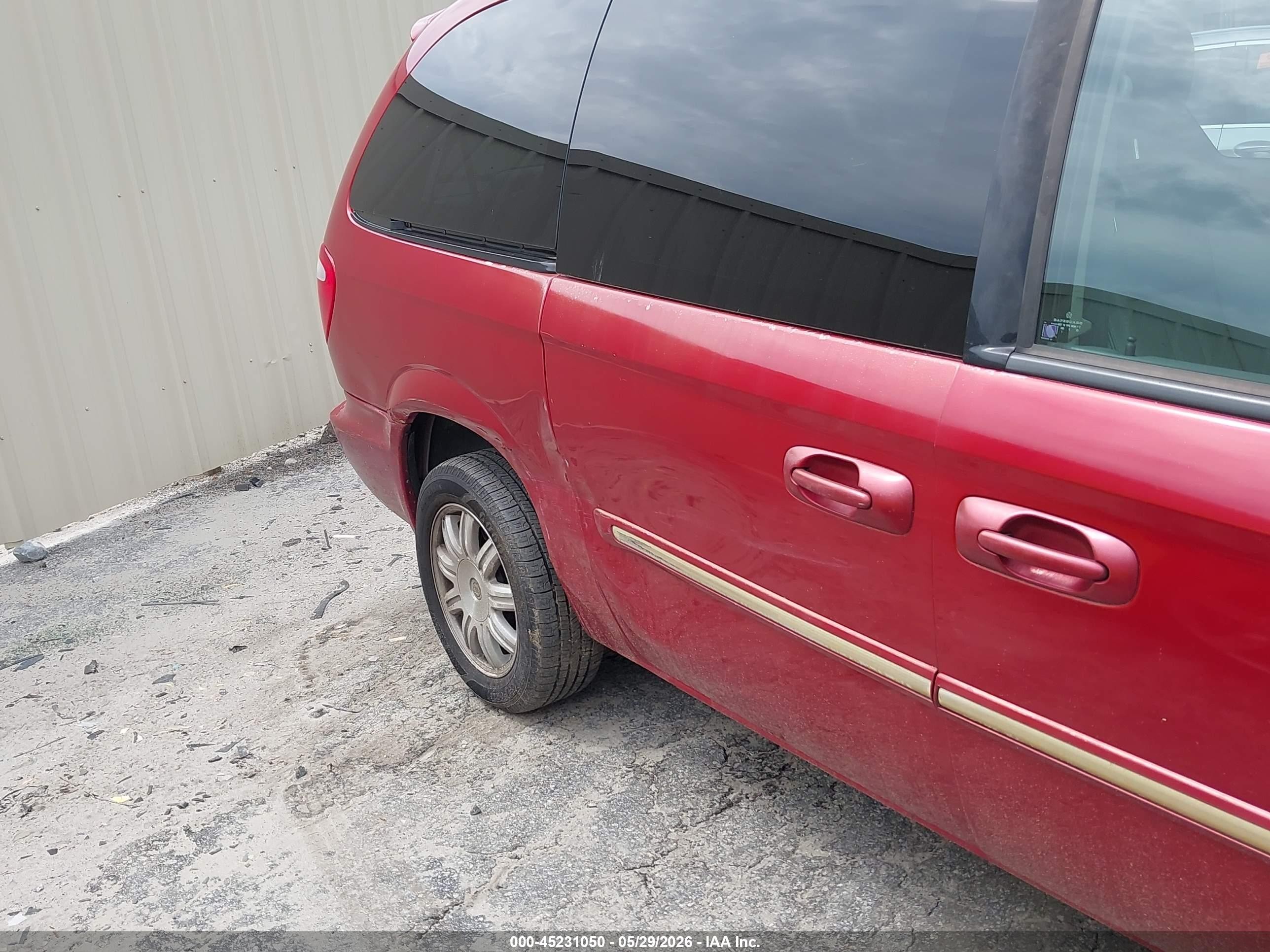 2006 Chrysler Town & Country Touring Red vin: 2A4GP54L56R782882