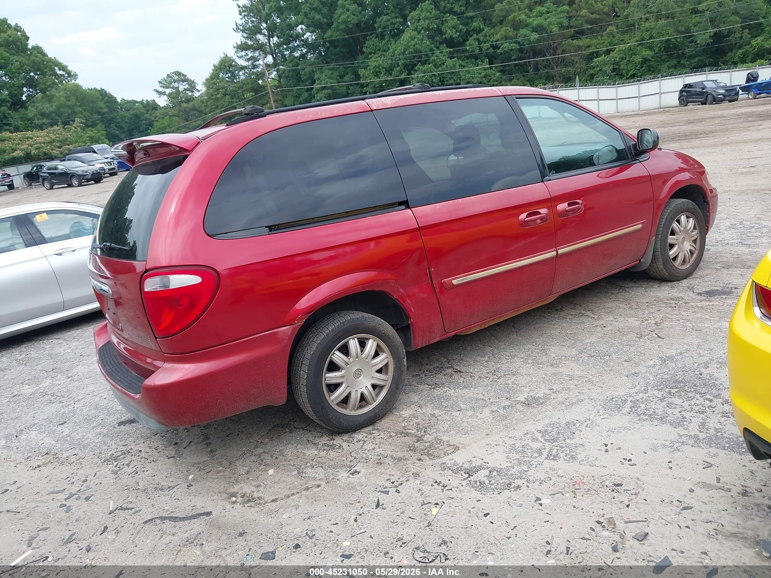 2006 Chrysler Town & Country Touring Red vin: 2A4GP54L56R782882
