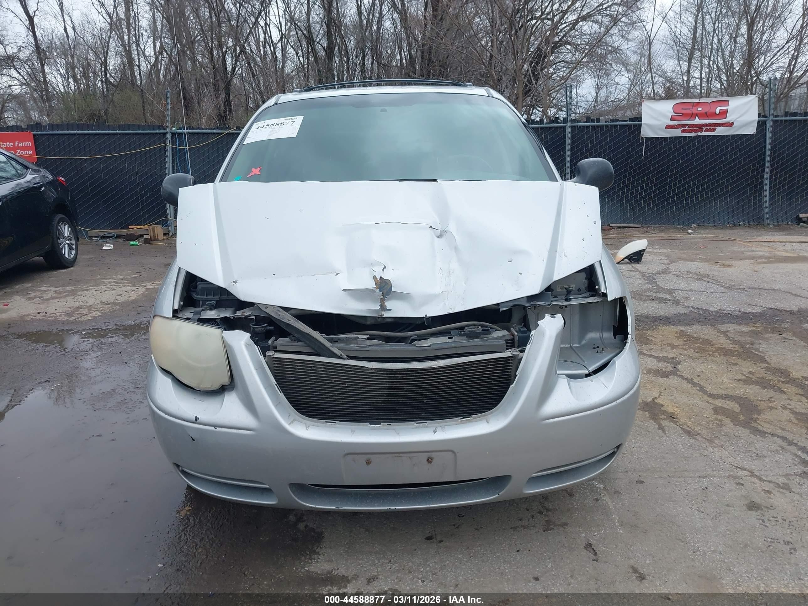 2007 Chrysler Town & Country Touring Silver vin: 2A4GP54L77R137264