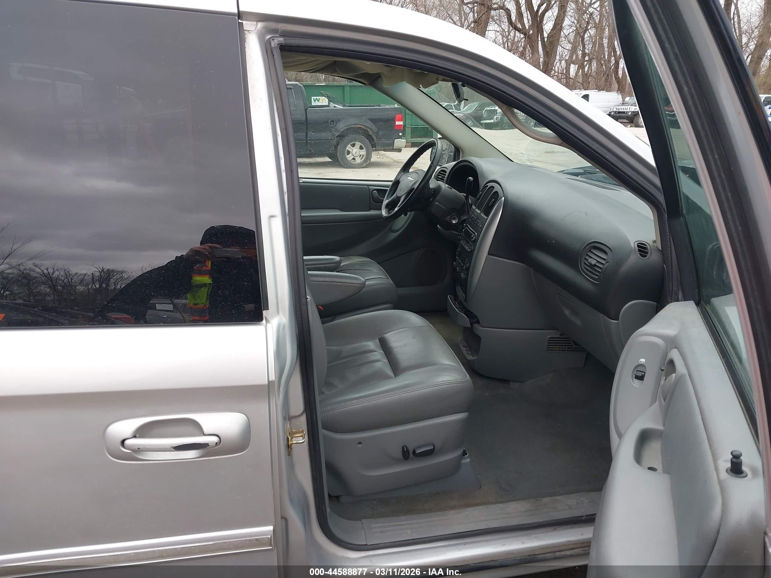 2007 Chrysler Town & Country Touring Silver vin: 2A4GP54L77R137264