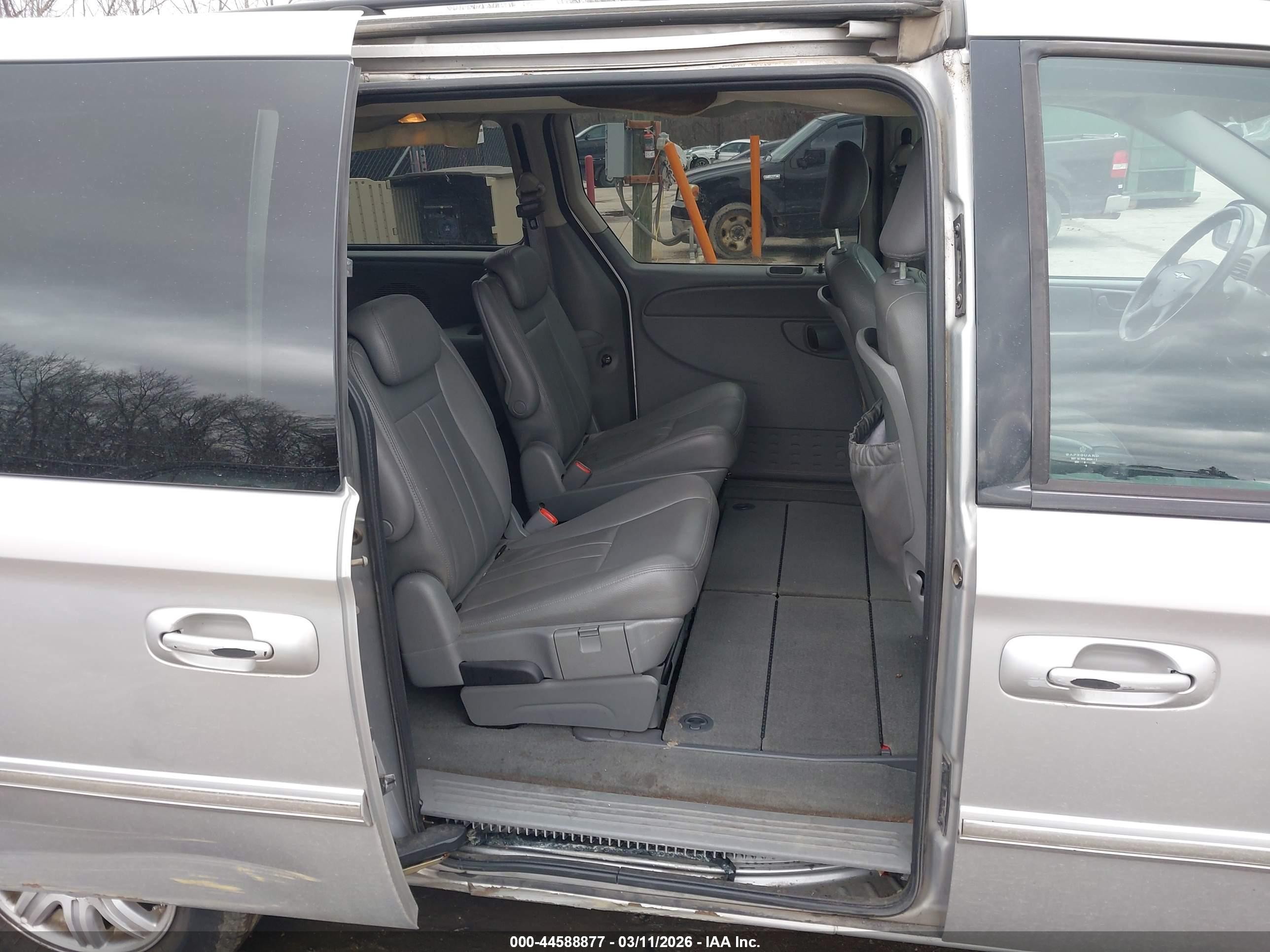 2007 Chrysler Town & Country Touring Silver vin: 2A4GP54L77R137264