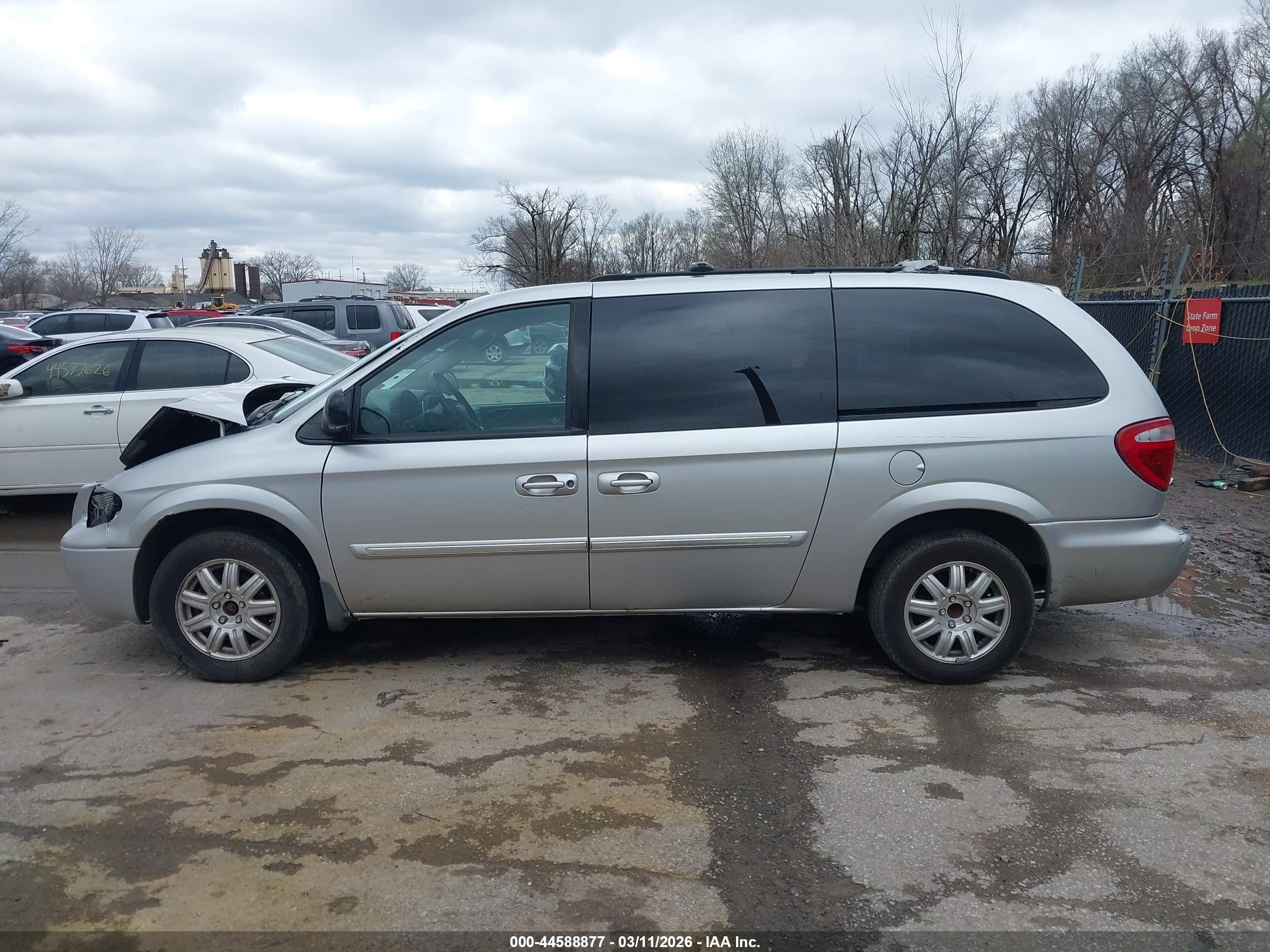 2007 Chrysler Town & Country Touring Silver vin: 2A4GP54L77R137264