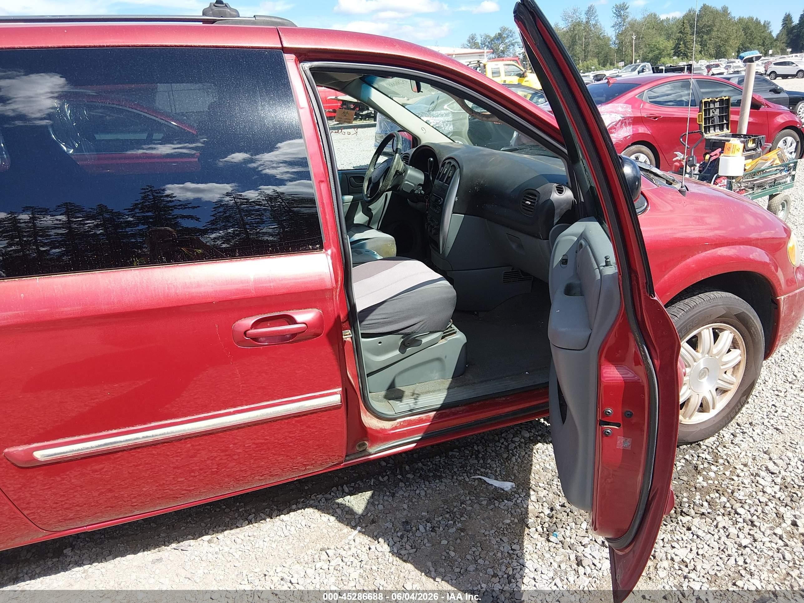 2006 Chrysler Town & Country Touring Red vin: 2A4GP54L96R609835