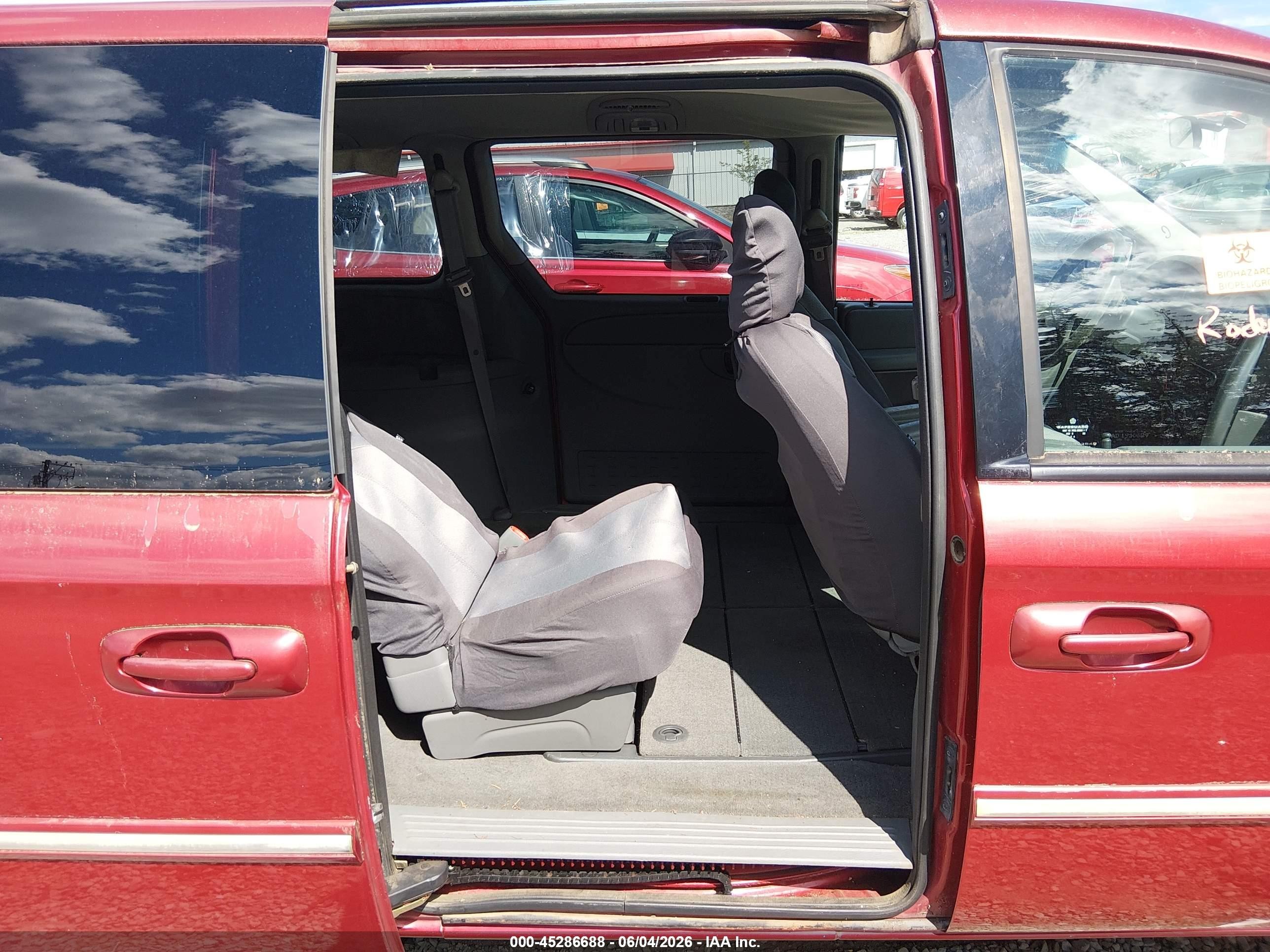 2006 Chrysler Town & Country Touring Red vin: 2A4GP54L96R609835