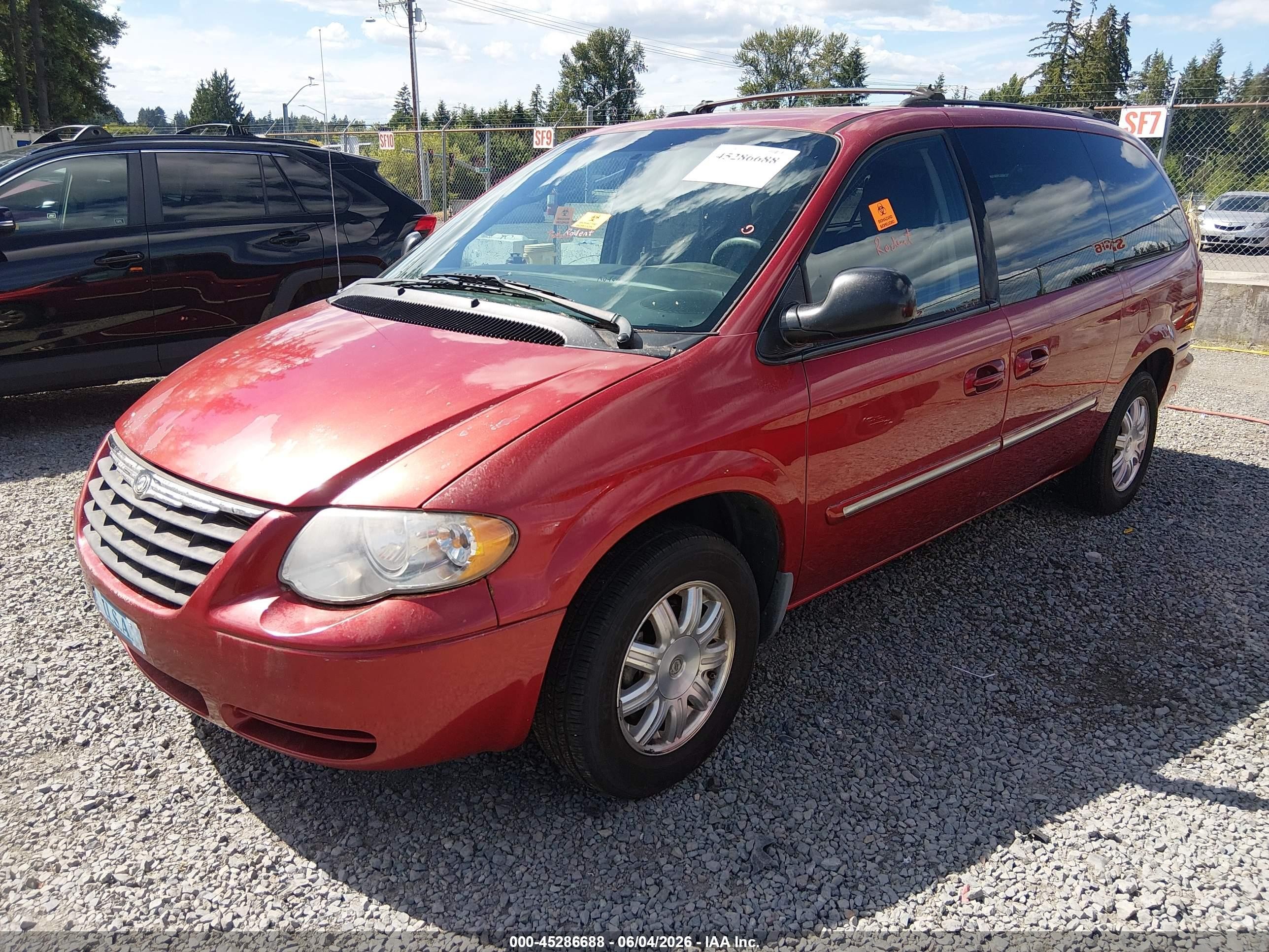 2006 Chrysler Town & Country Touring Red vin: 2A4GP54L96R609835