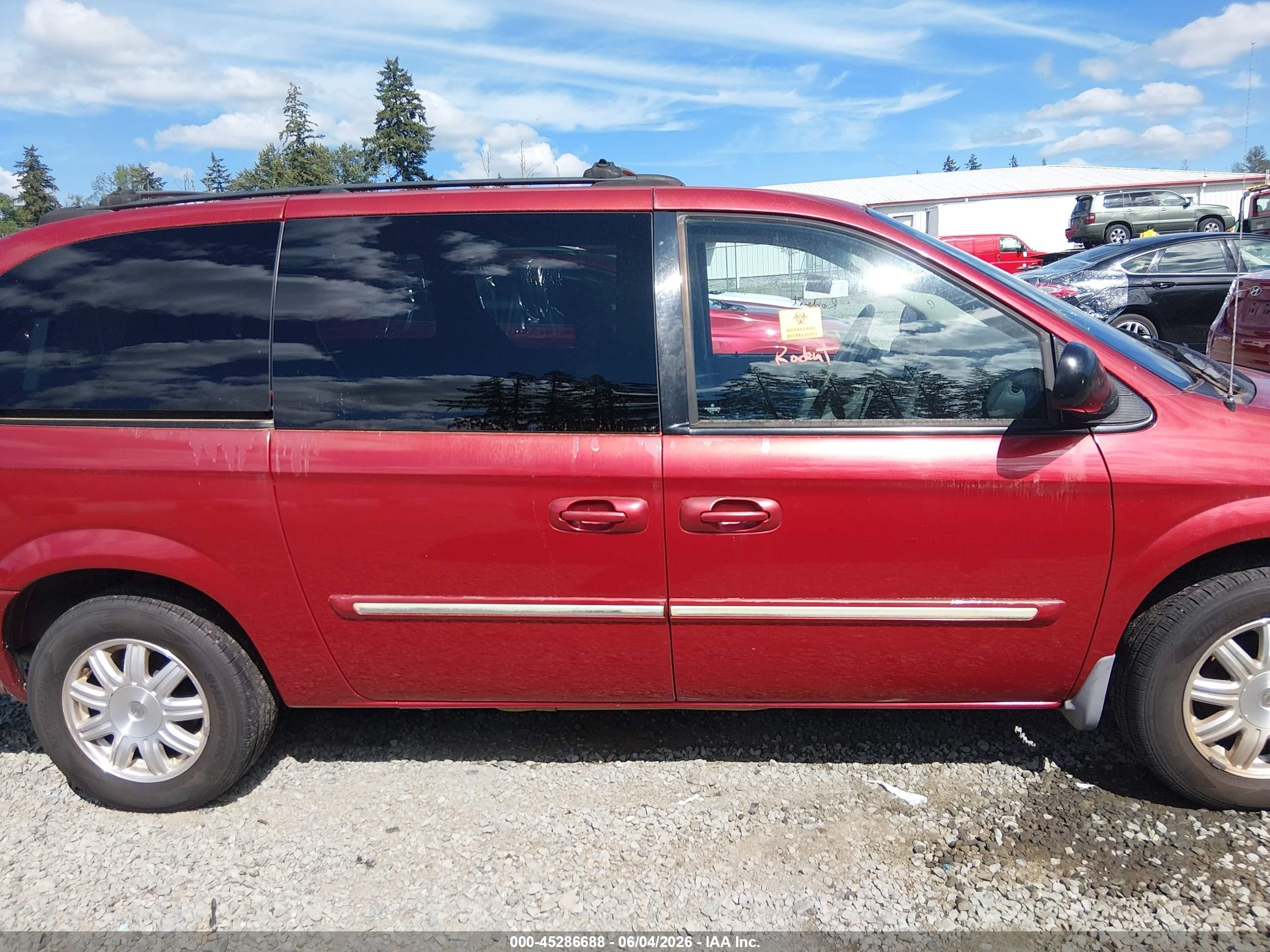2006 Chrysler Town & Country Touring Red vin: 2A4GP54L96R609835