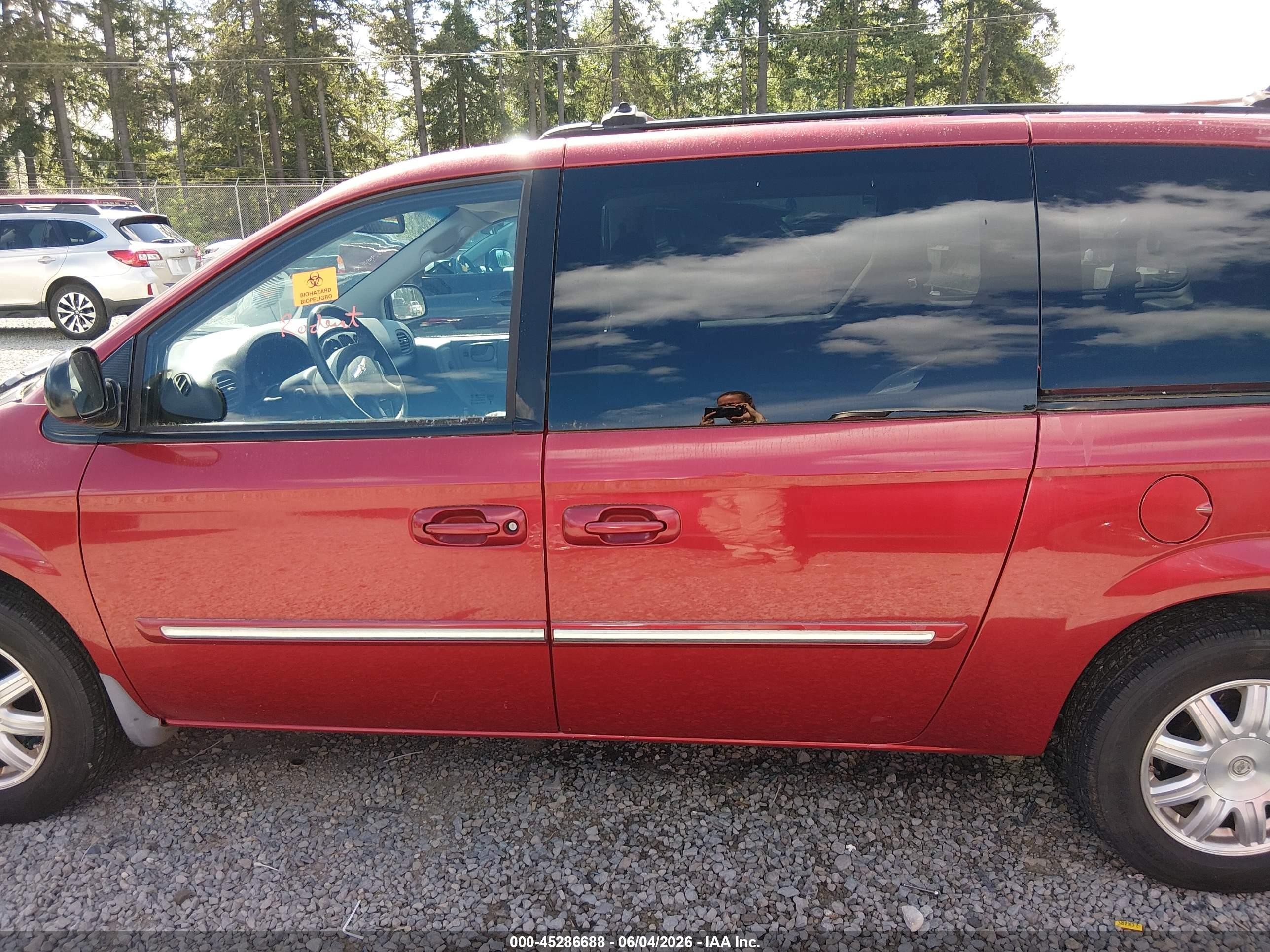 2006 Chrysler Town & Country Touring Red vin: 2A4GP54L96R609835