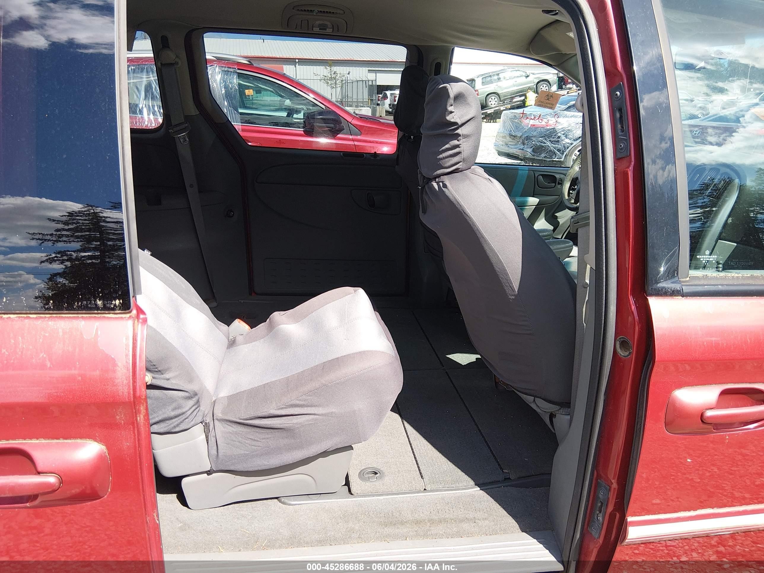 2006 Chrysler Town & Country Touring Red vin: 2A4GP54L96R609835