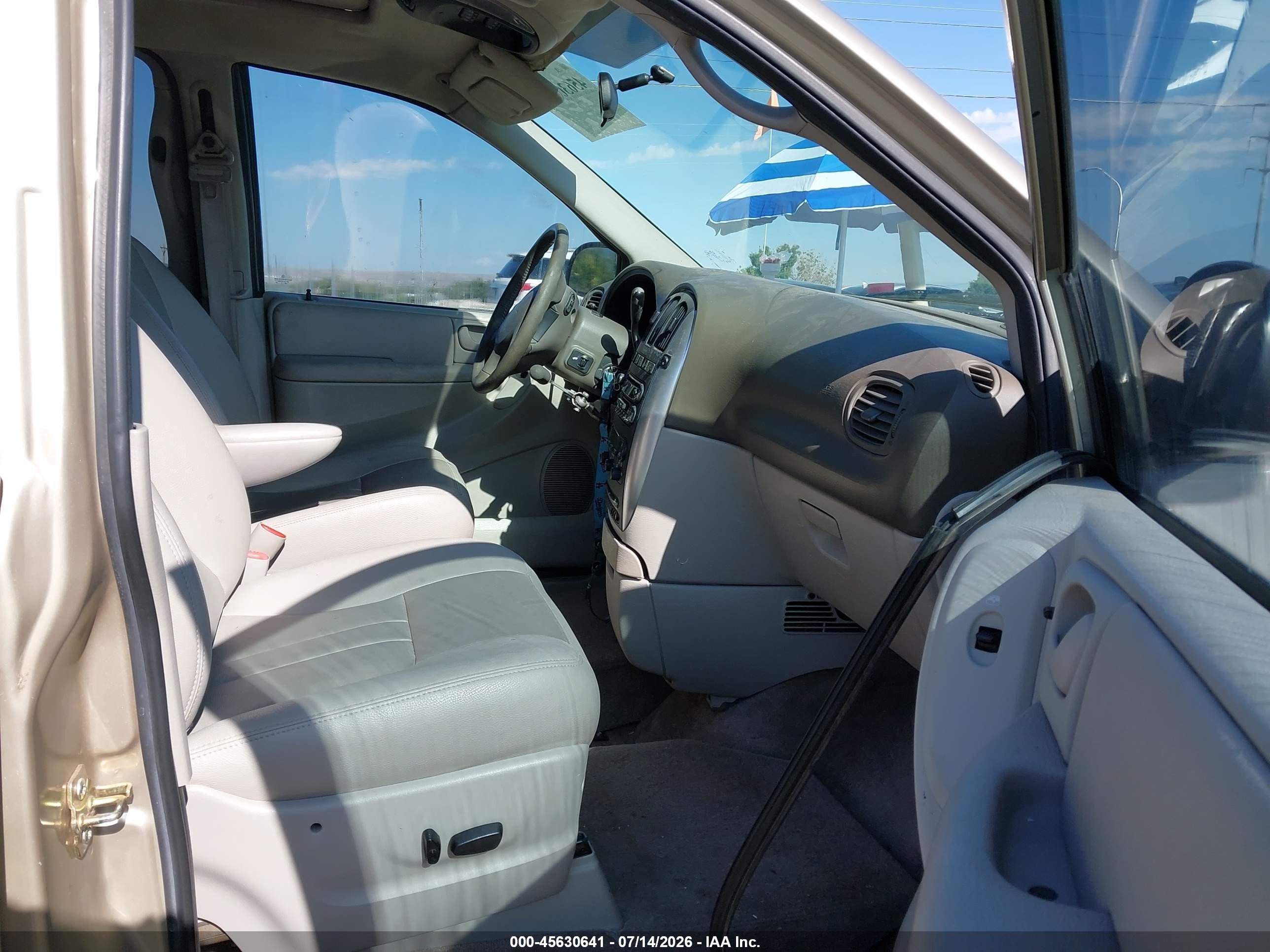 2006 Chrysler Town & Country Touring Tan vin: 2A4GP54LX6R871105
