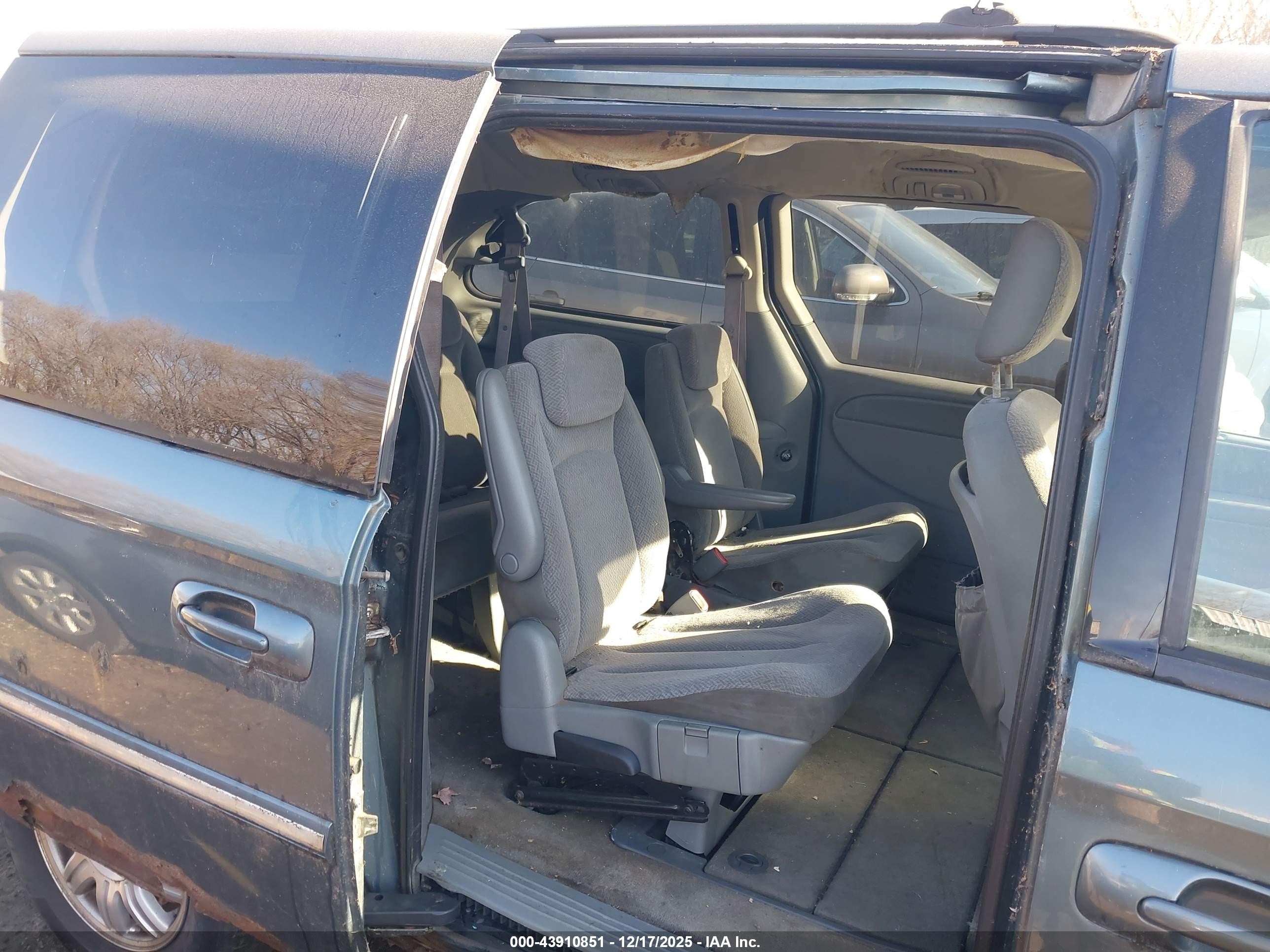 2006 Chrysler Town & Country Touring Light Blue vin: 2A4GP54LX6R919797