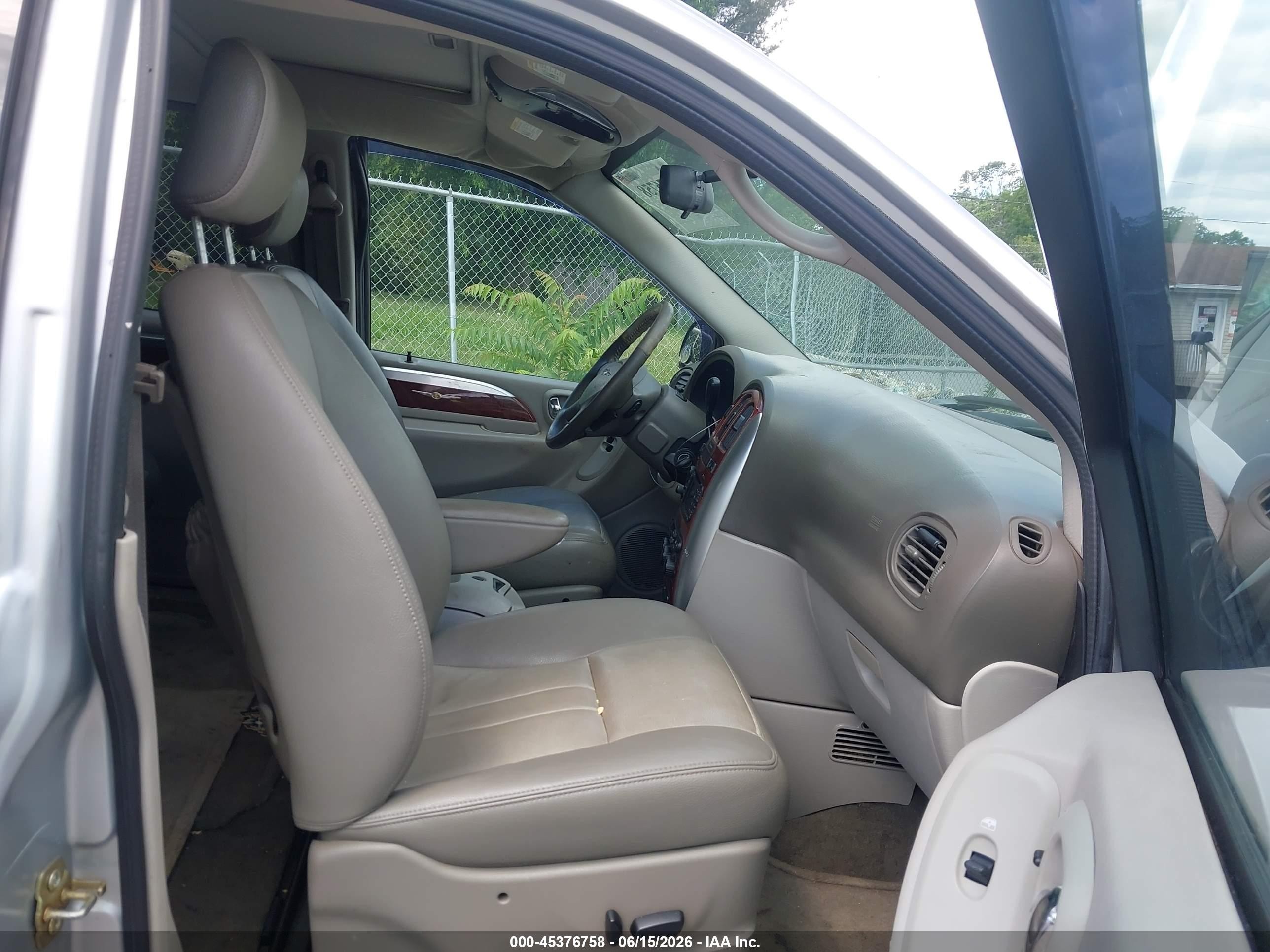 2007 Chrysler Town & Country Touring Silver vin: 2A4GP54LX7R197913