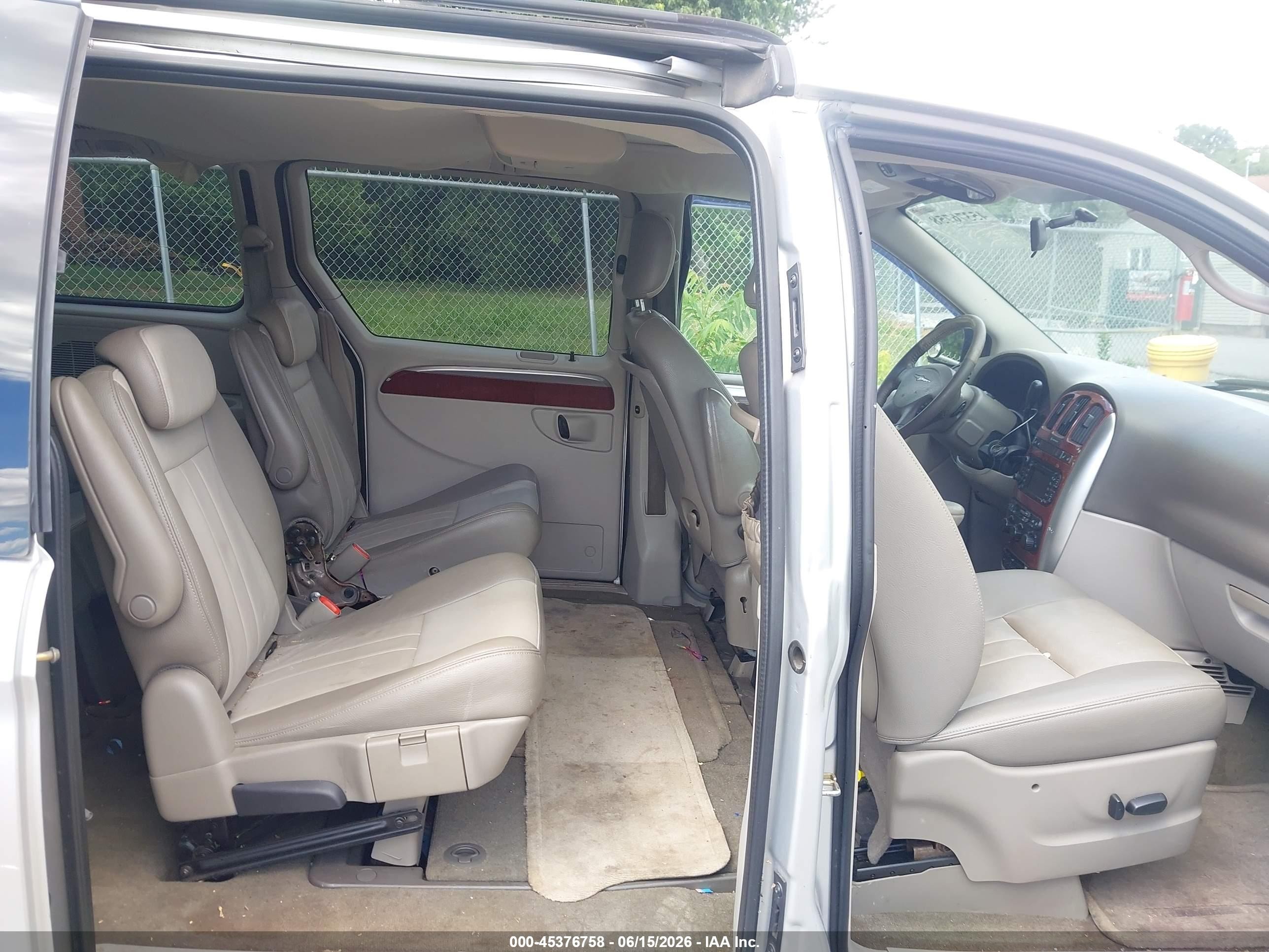 2007 Chrysler Town & Country Touring Silver vin: 2A4GP54LX7R197913
