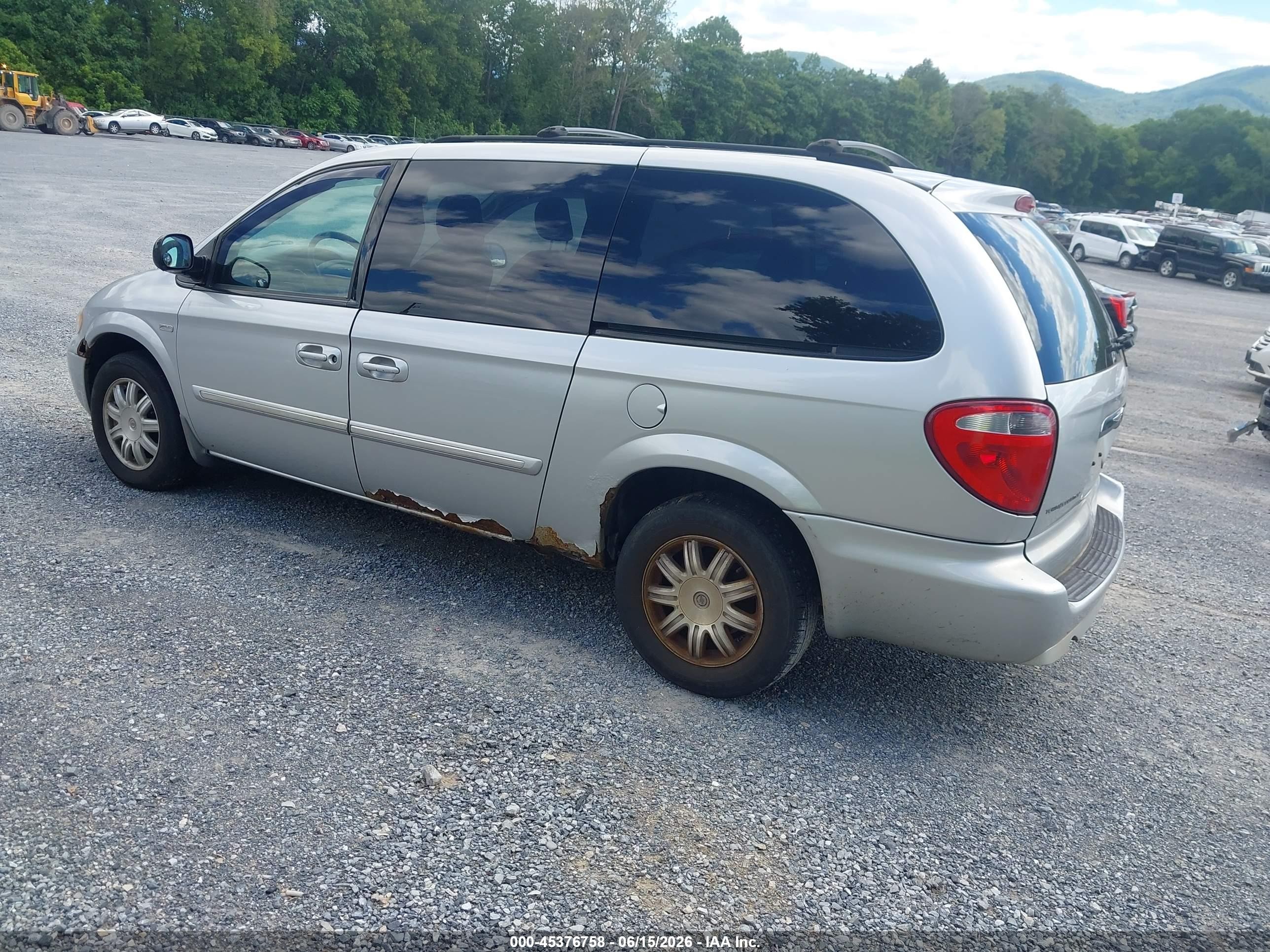 2007 Chrysler Town & Country Touring Silver vin: 2A4GP54LX7R197913
