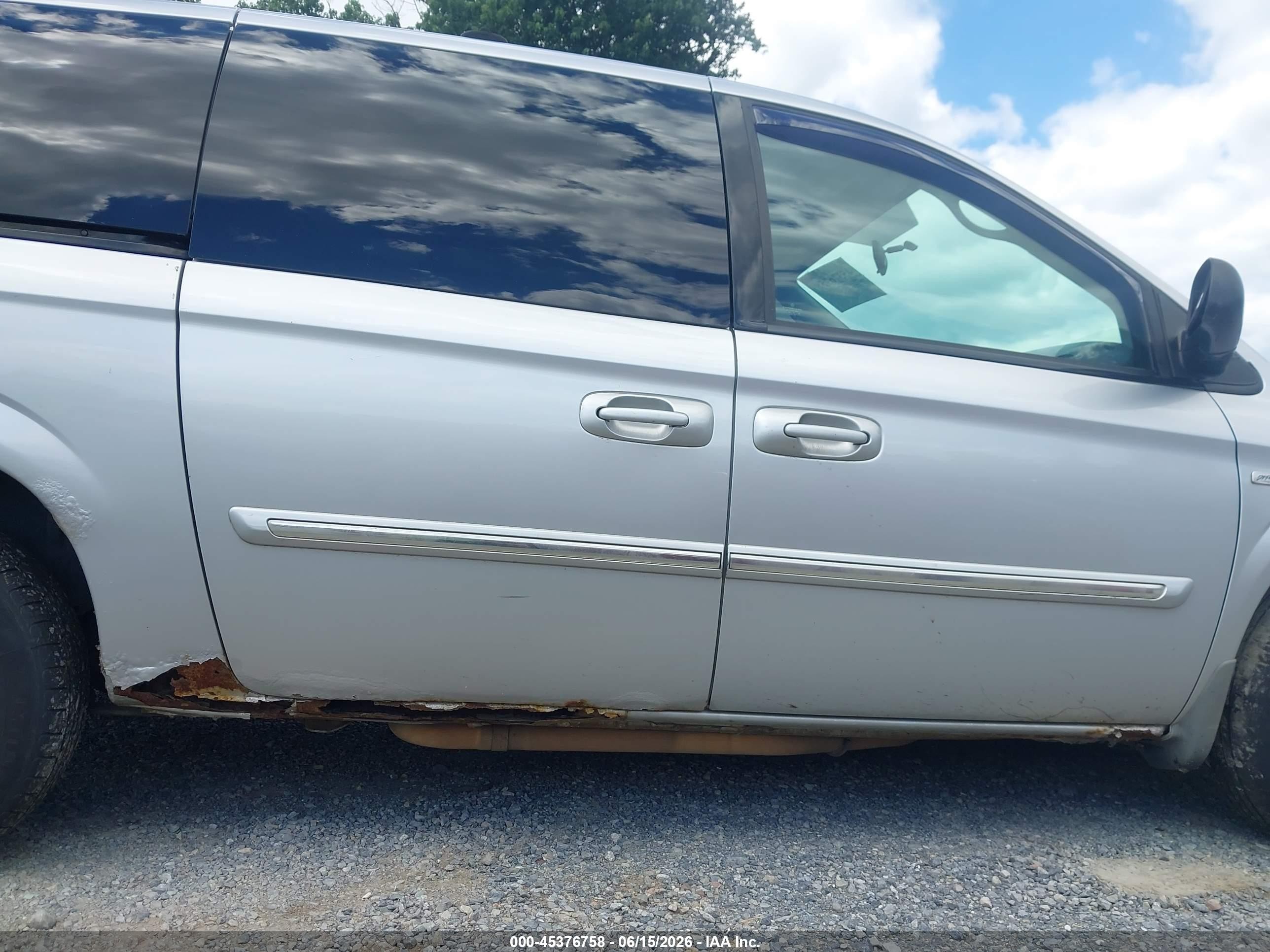2007 Chrysler Town & Country Touring Silver vin: 2A4GP54LX7R197913
