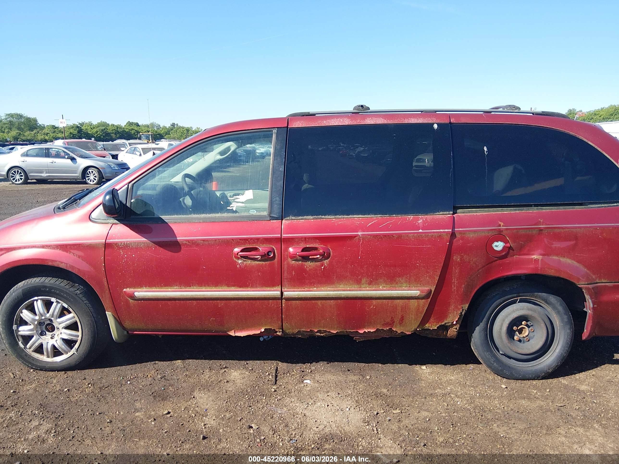 2007 Chrysler Town & Country Touring Red vin: 2A4GP54LX7R262226