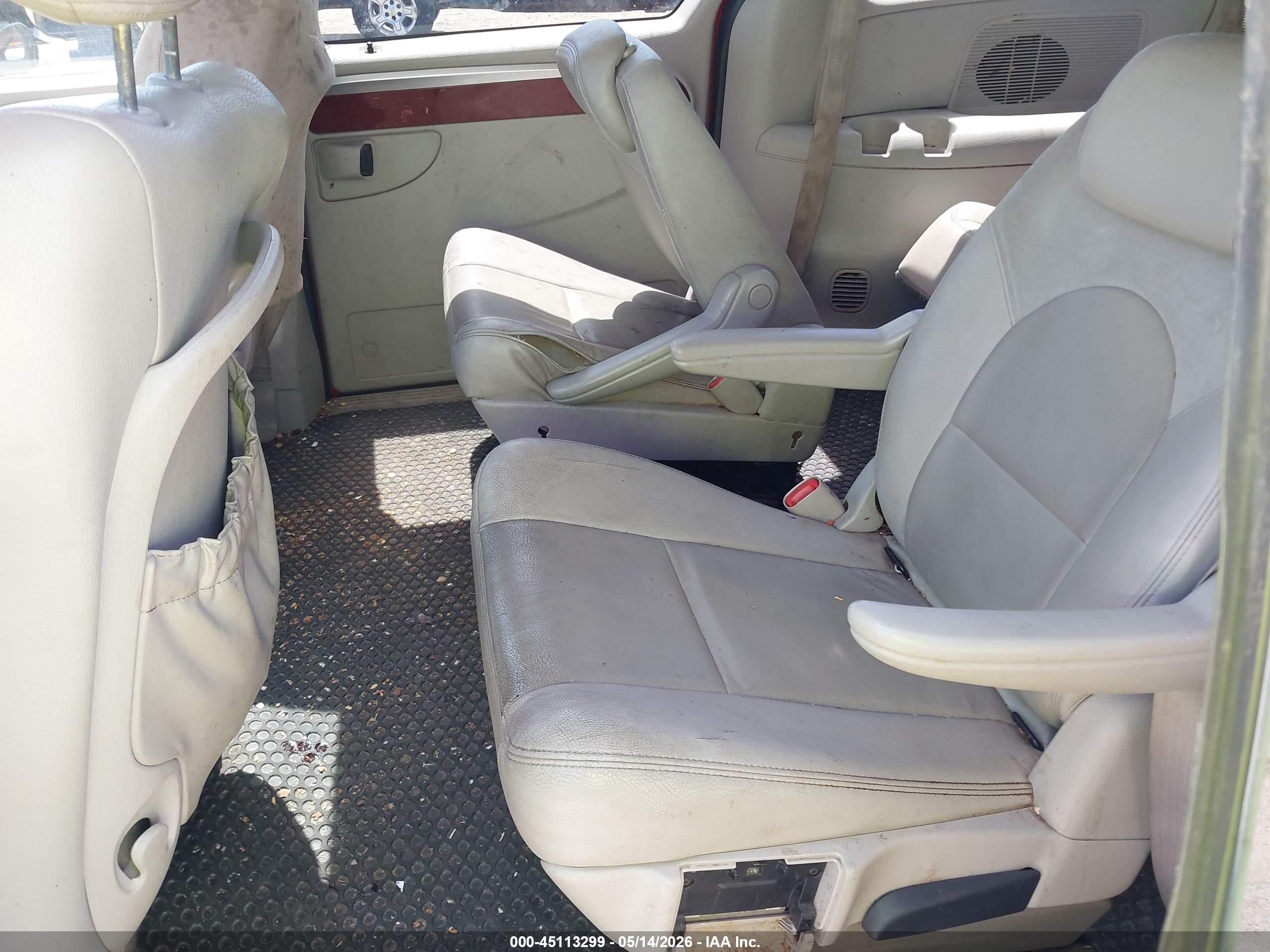 2007 Chrysler Town & Country Limited Red vin: 2A4GP64L07R306093