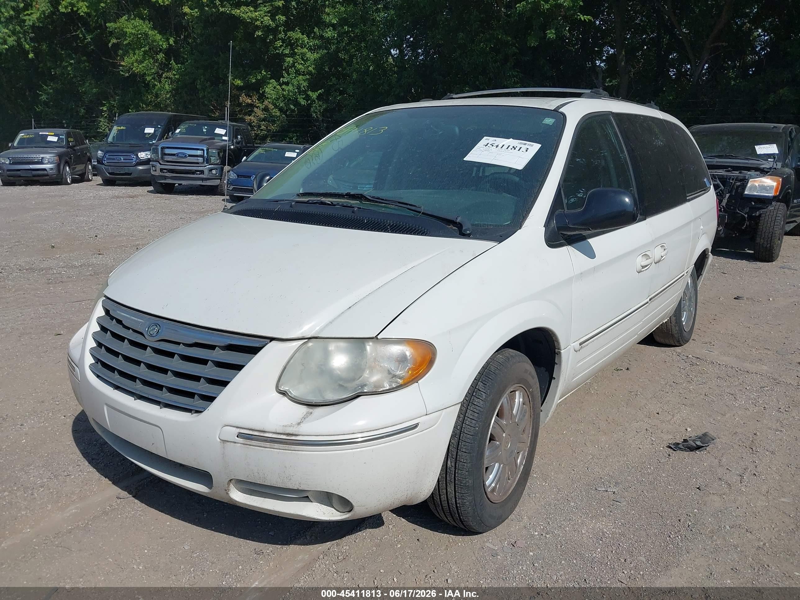 2006 Chrysler Town & Country Limited White vin: 2A4GP64L36R640245