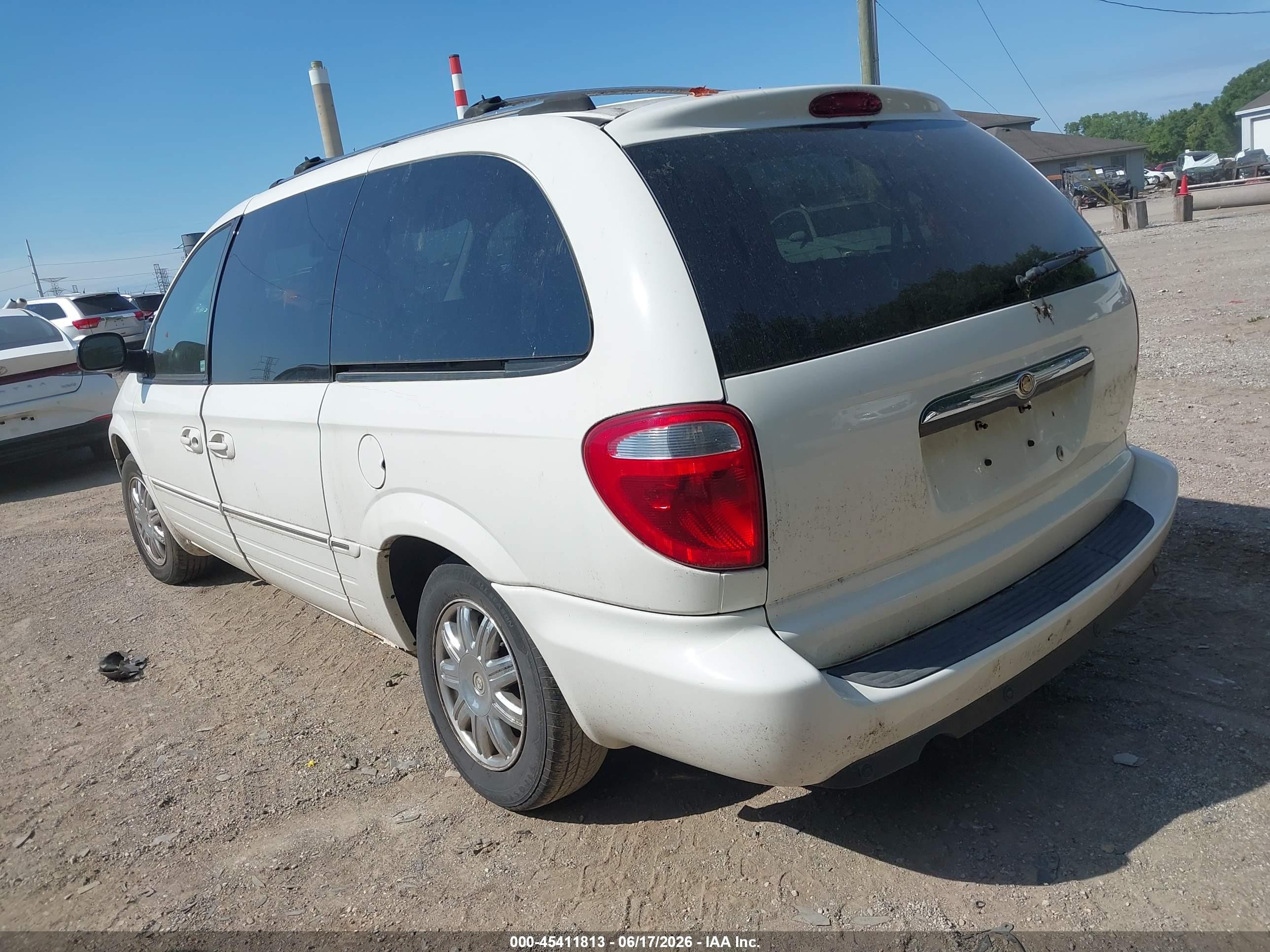2006 Chrysler Town & Country Limited White vin: 2A4GP64L36R640245