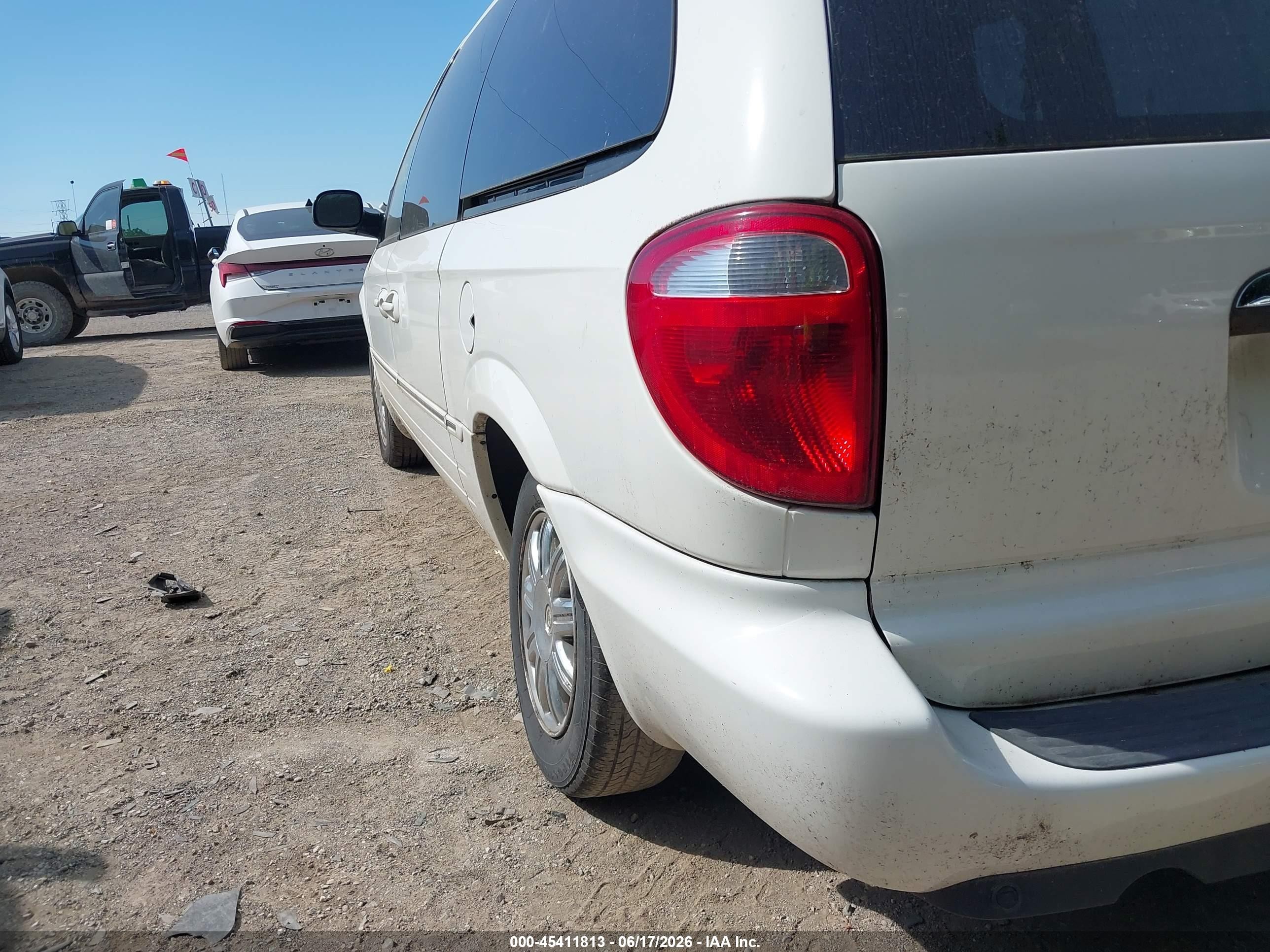 2006 Chrysler Town & Country Limited White vin: 2A4GP64L36R640245