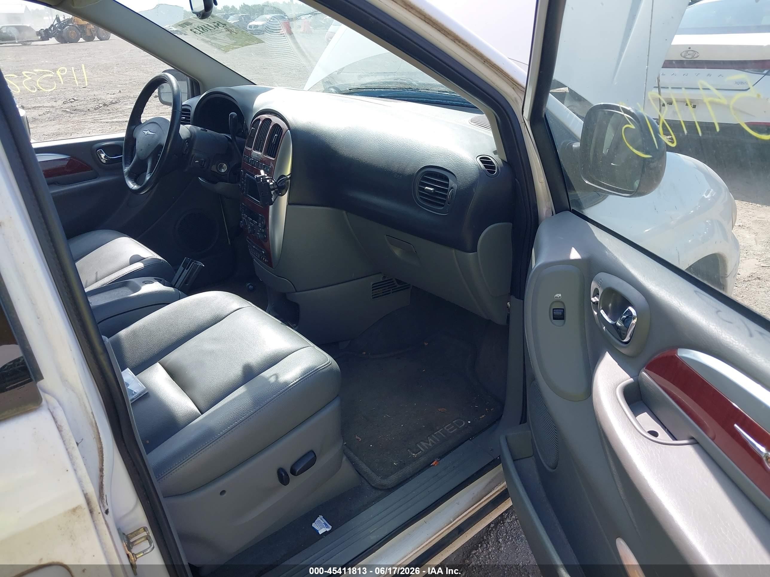 2006 Chrysler Town & Country Limited White vin: 2A4GP64L36R640245
