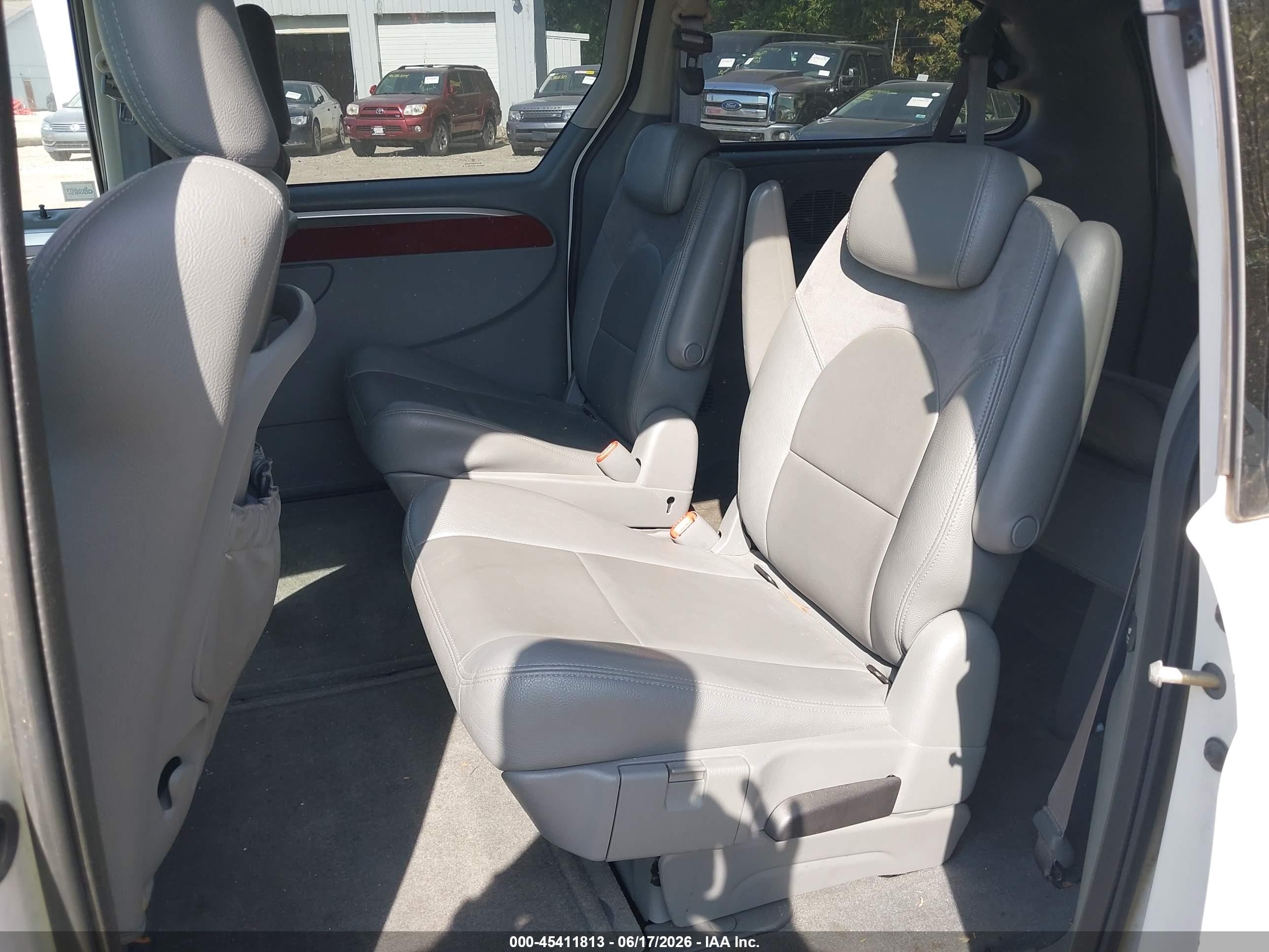 2006 Chrysler Town & Country Limited White vin: 2A4GP64L36R640245