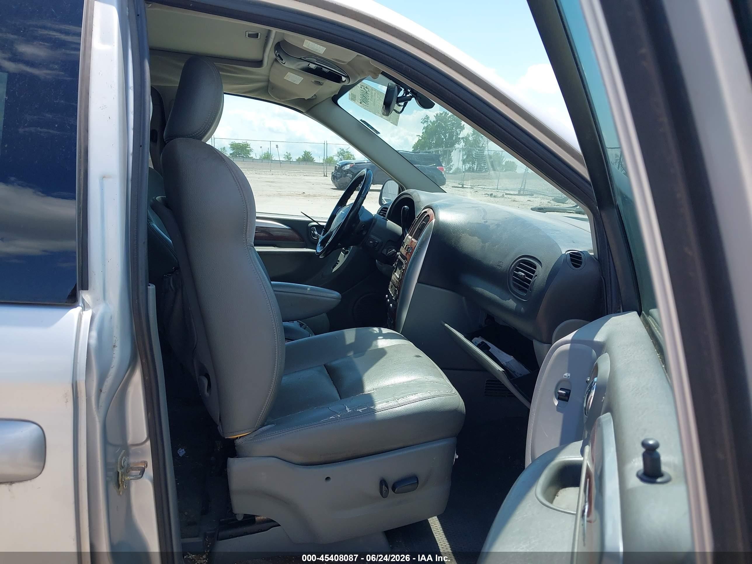 2007 Chrysler Town & Country Limited Silver vin: 2A4GP64L37R210295