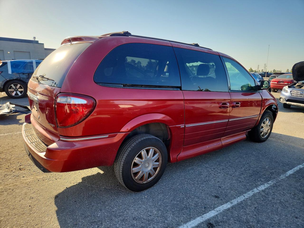 2007 Chrysler Town & Country Limited Red vin: 2A4GP64L57R314691