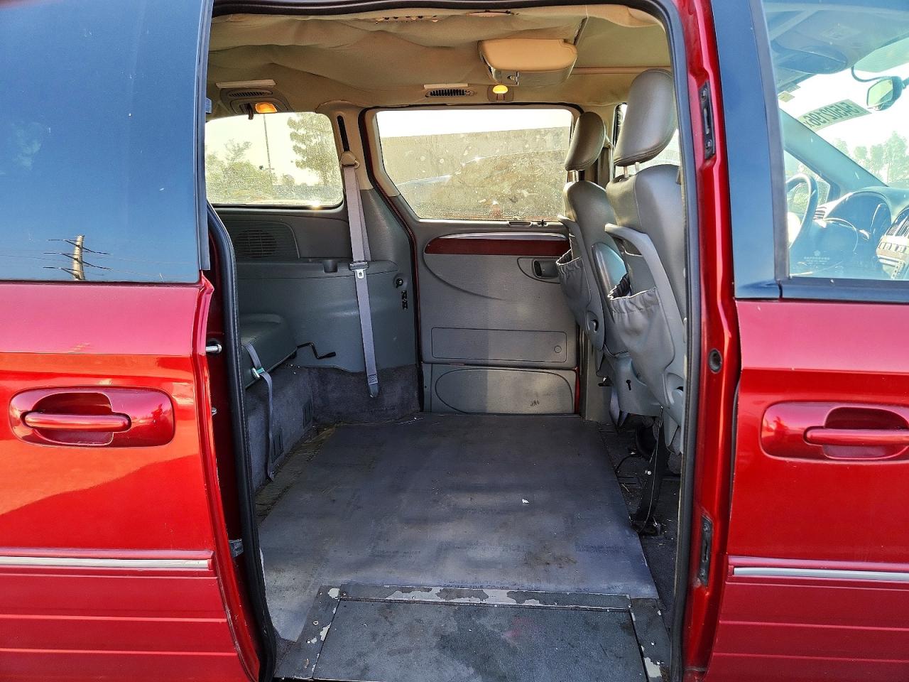 2007 Chrysler Town & Country Limited Red vin: 2A4GP64L57R314691