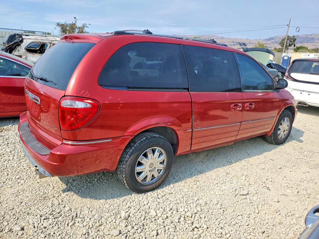 2006 Chrysler Town & Country Limited Red vin: 2A4GP64L76R708854