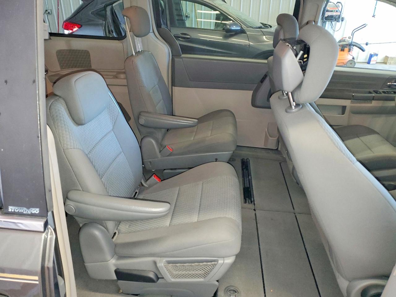 2010 Chrysler Town & Country Lx Green vin: 2A4RR2D13AR442218