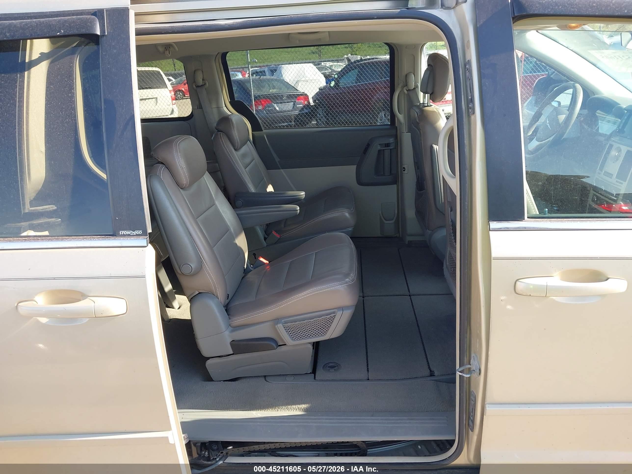 2010 Chrysler Town & Country New Lx Gold vin: 2A4RR2D16AR405051