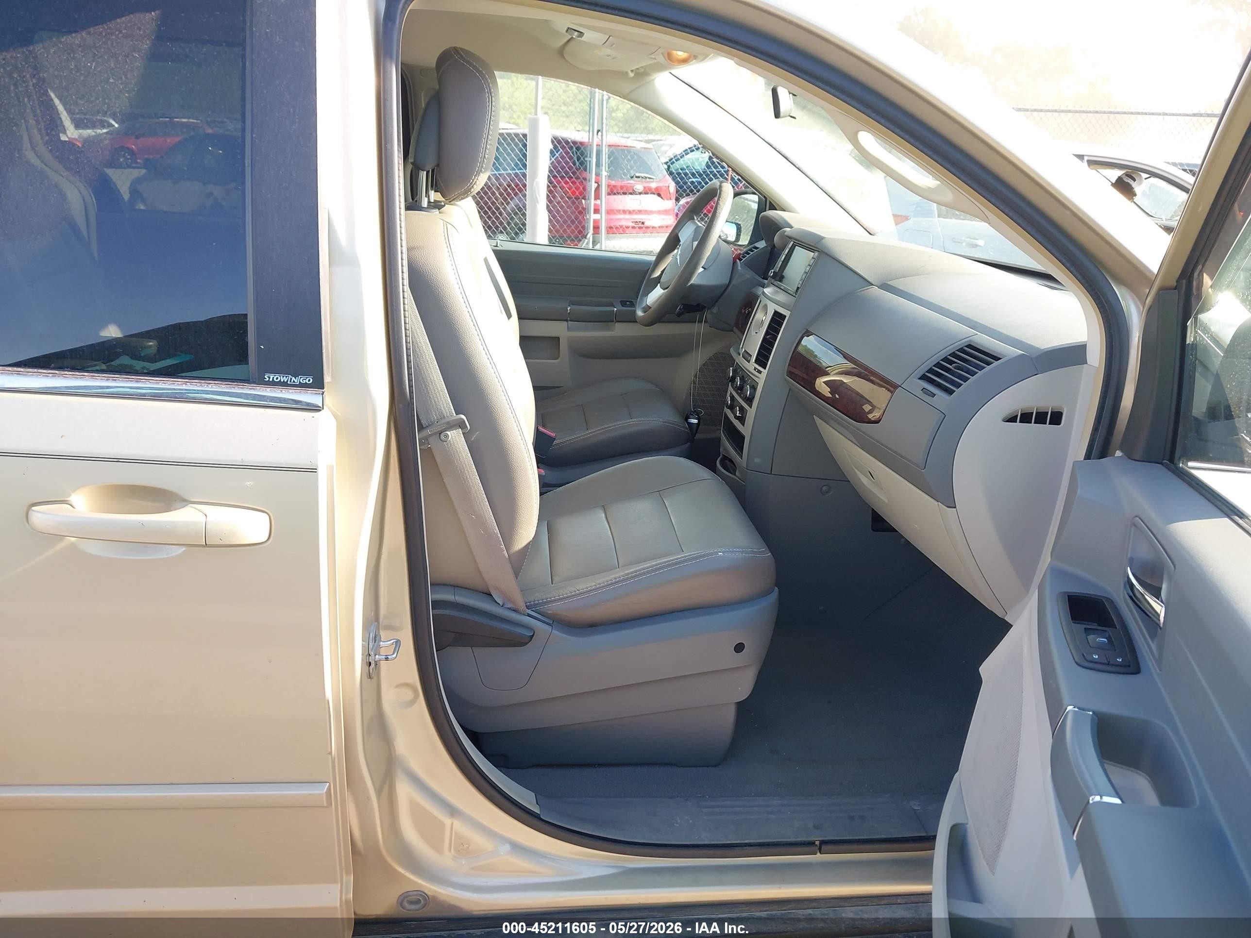 2010 Chrysler Town & Country New Lx Gold vin: 2A4RR2D16AR405051