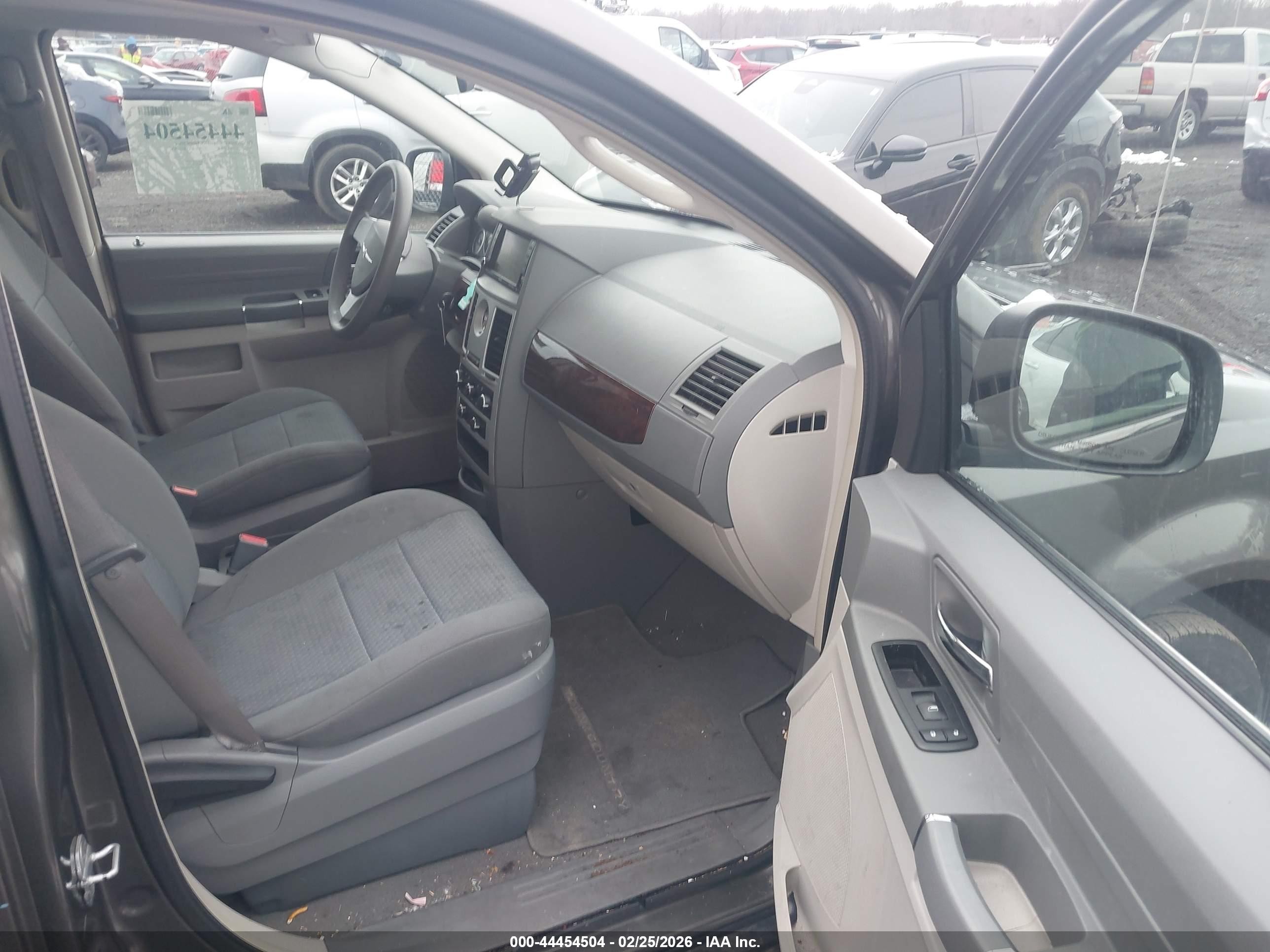 2010 Chrysler Town & Country New Lx Серый vin: 2A4RR2D17AR454503