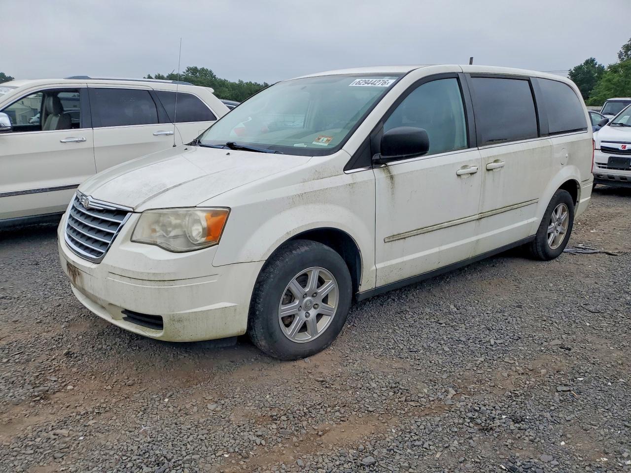 2010 Chrysler Town & Country Lx White vin: 2A4RR2D18AR351803
