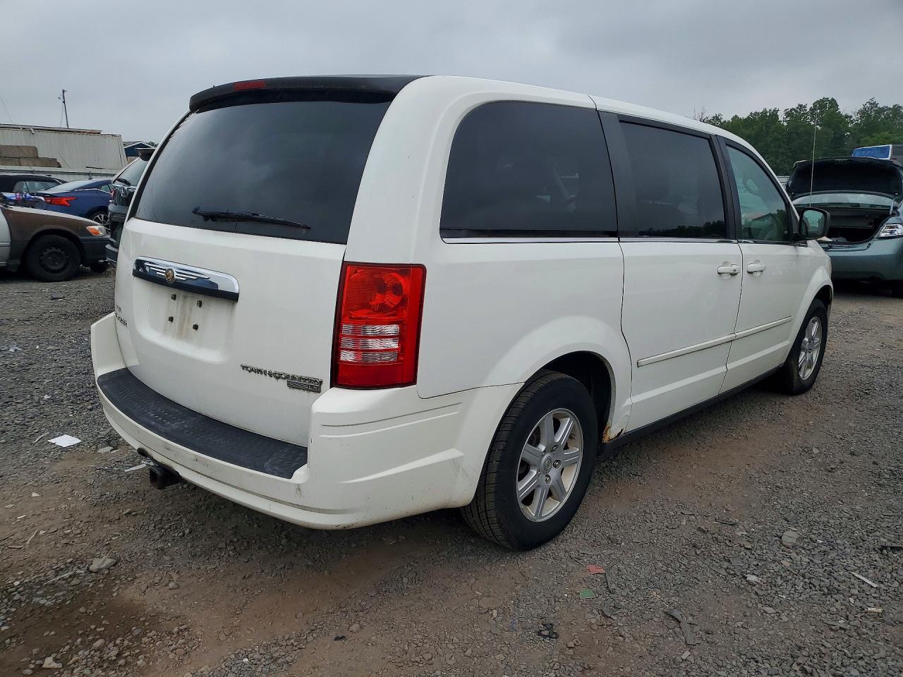 2010 Chrysler Town & Country Lx White vin: 2A4RR2D18AR351803