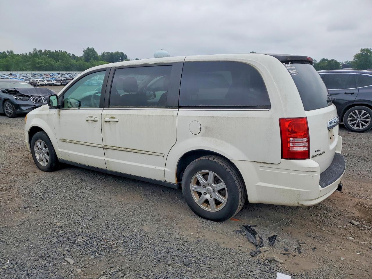 2010 Chrysler Town & Country Lx White vin: 2A4RR2D18AR351803