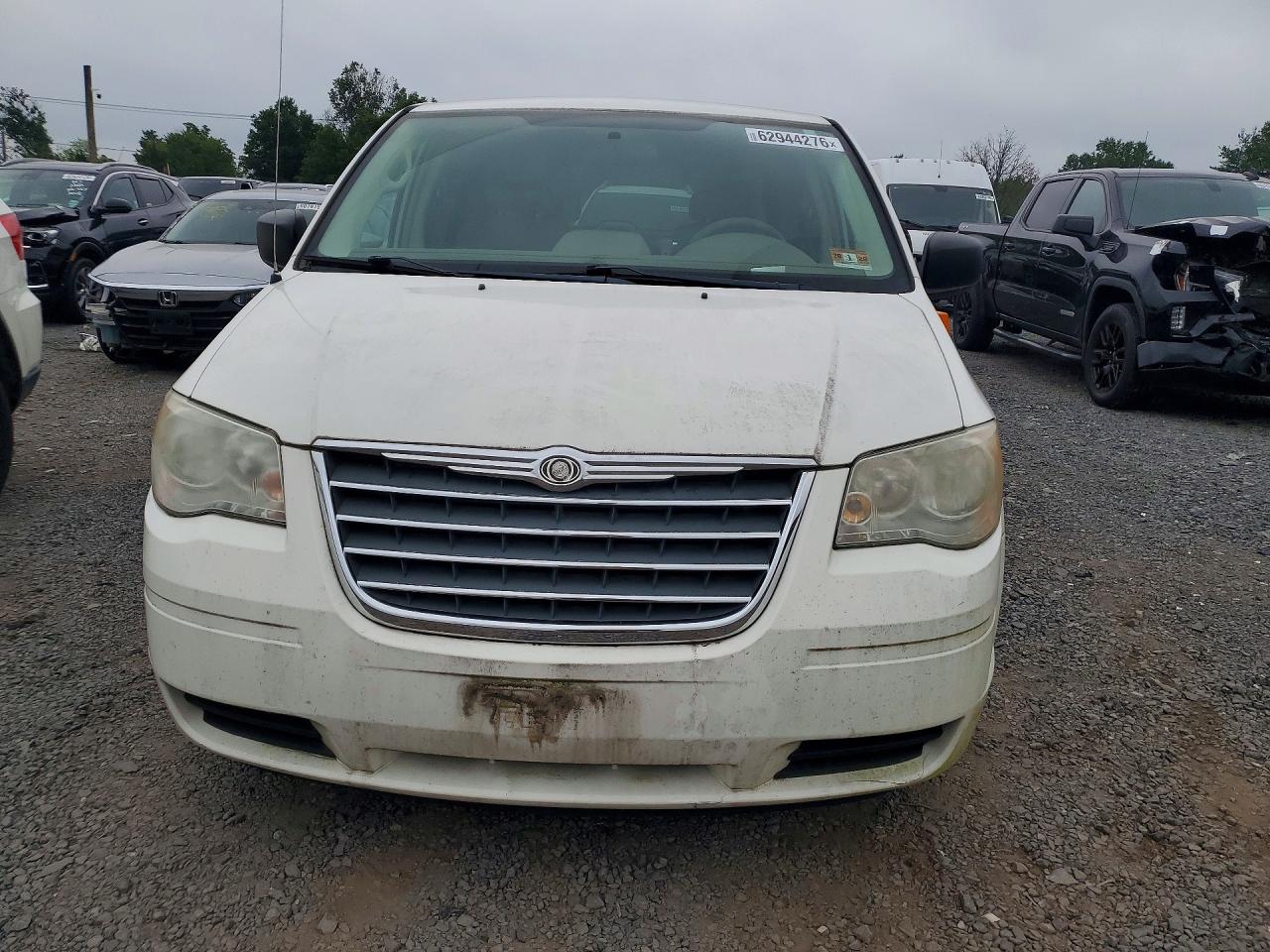 2010 Chrysler Town & Country Lx White vin: 2A4RR2D18AR351803