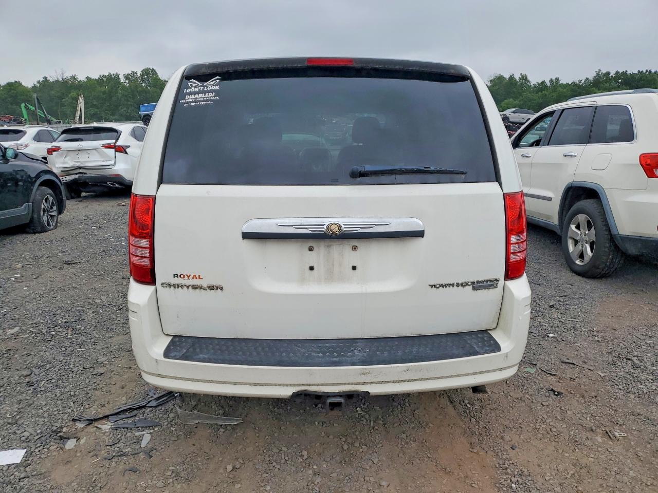 2010 Chrysler Town & Country Lx White vin: 2A4RR2D18AR351803