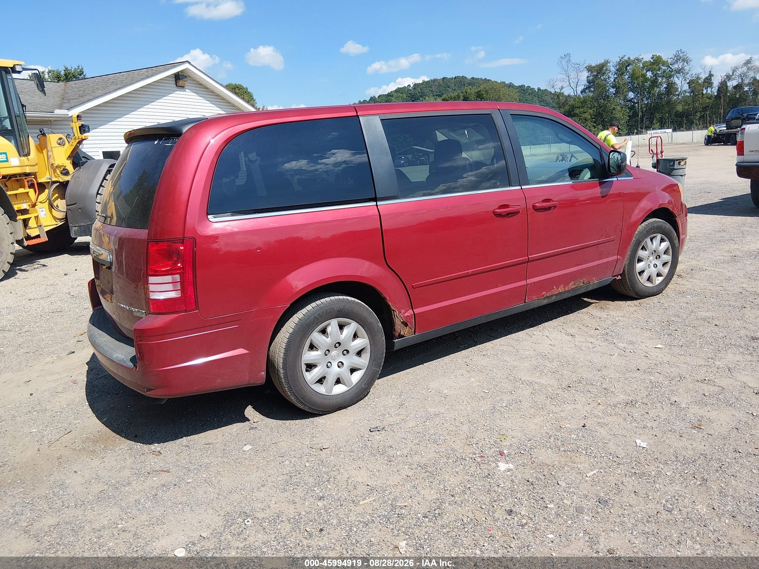 2010 Chrysler Town & Country Lx Red vin: 2A4RR4DE2AR150669