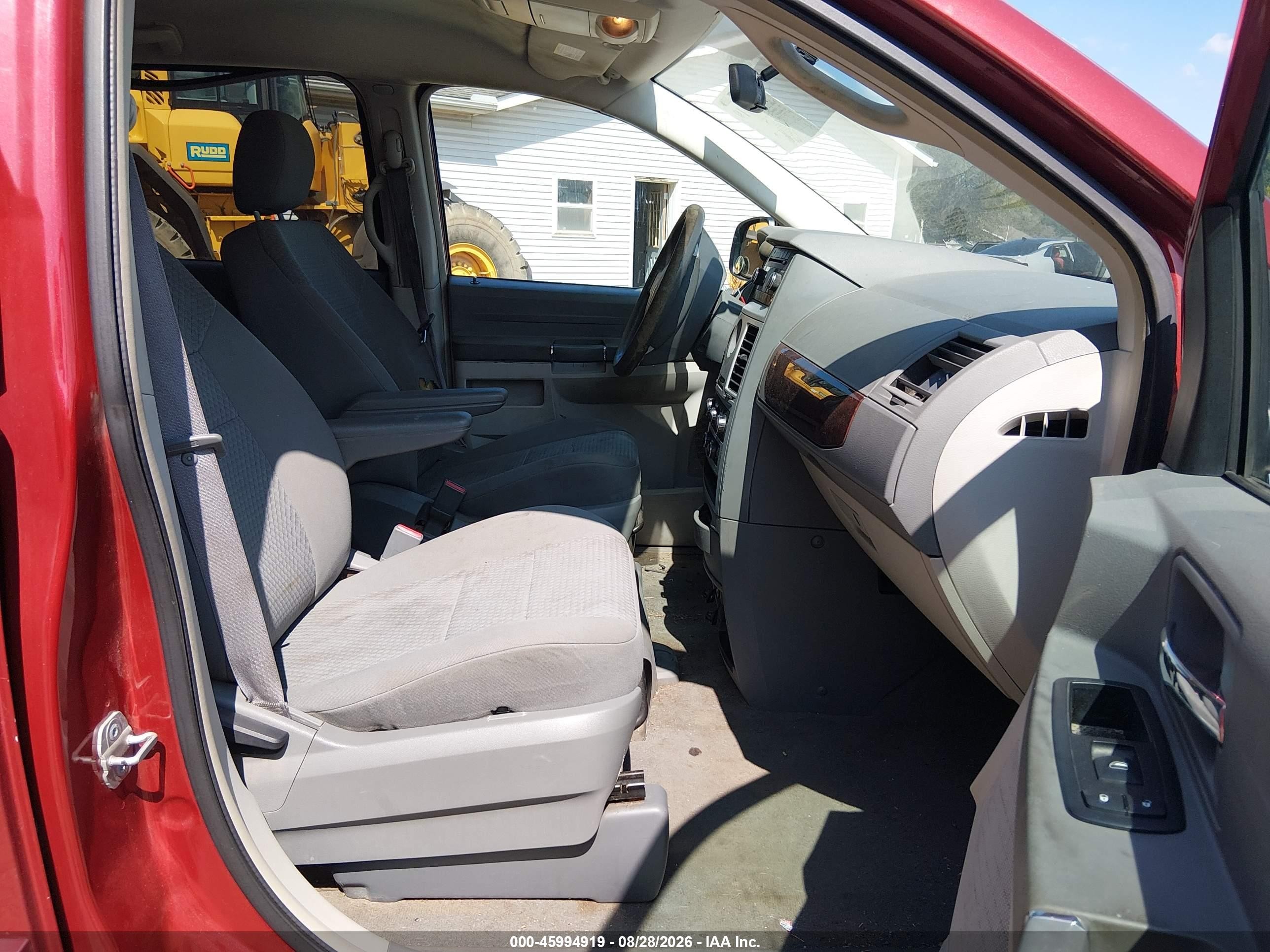 2010 Chrysler Town & Country Lx Red vin: 2A4RR4DE2AR150669