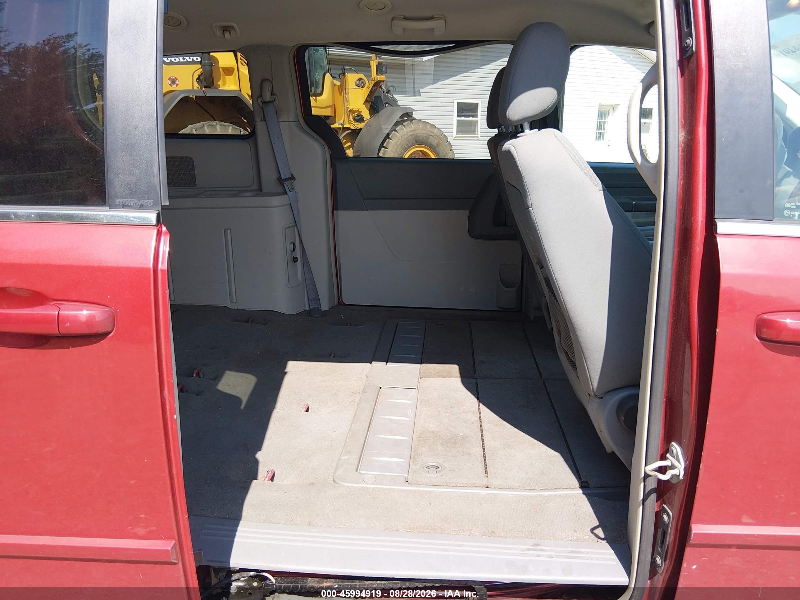 2010 Chrysler Town & Country Lx Red vin: 2A4RR4DE2AR150669