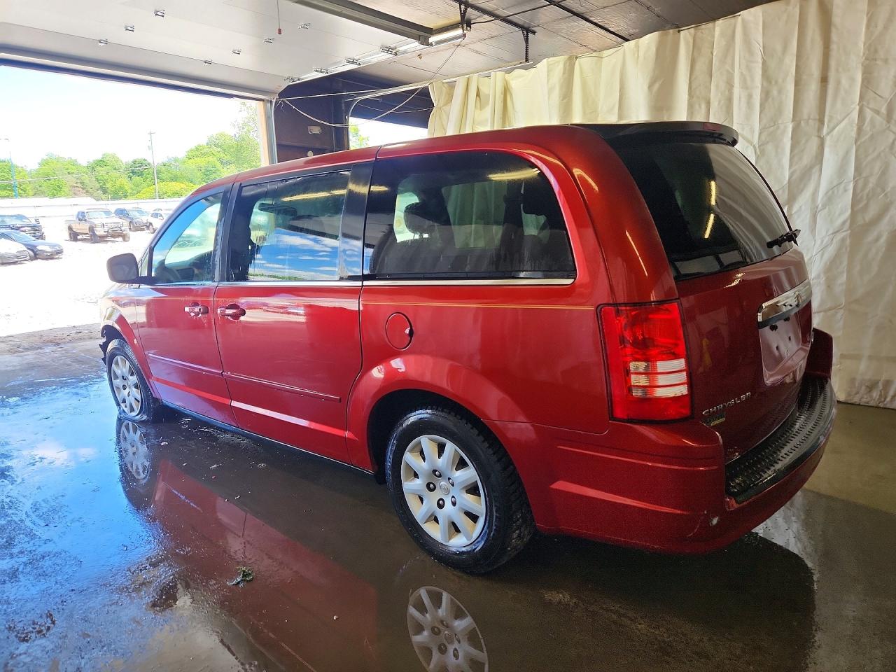2010 Chrysler Town & Country Lx Red vin: 2A4RR4DE2AR250111