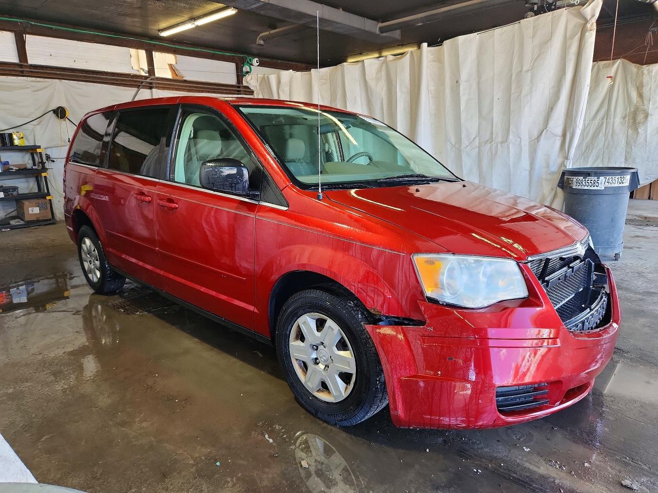 2010 Chrysler Town & Country Lx Red vin: 2A4RR4DE2AR250111